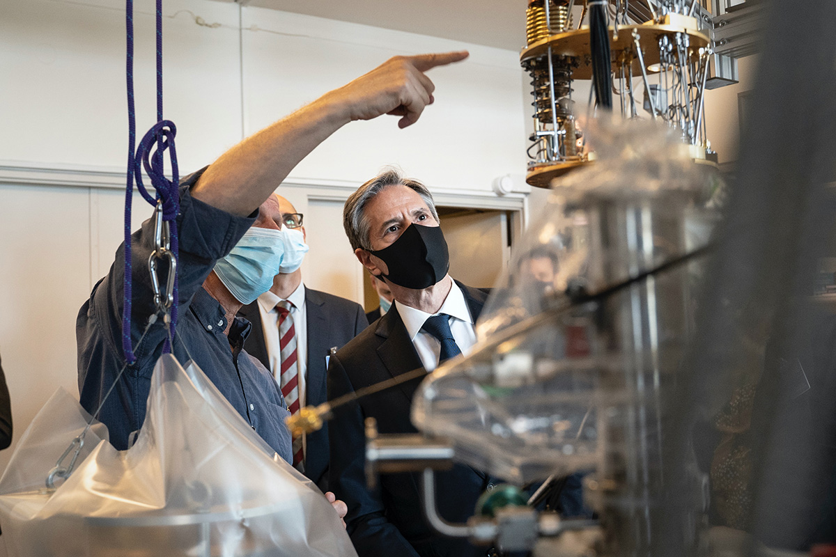 Professor Charles Marcus (left) briefs US Secretary of State 