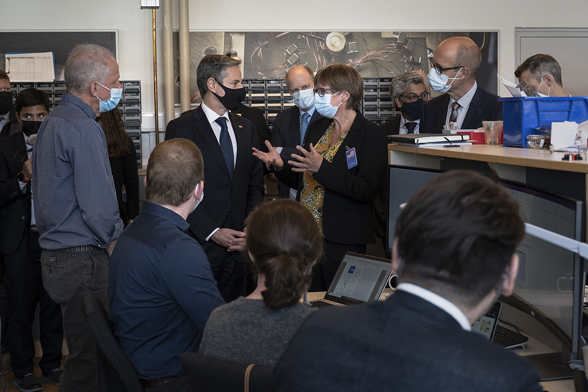 Blinken i samtale med dekan for SCIENCE-fakultetet, Katrine Krogh Andersen.