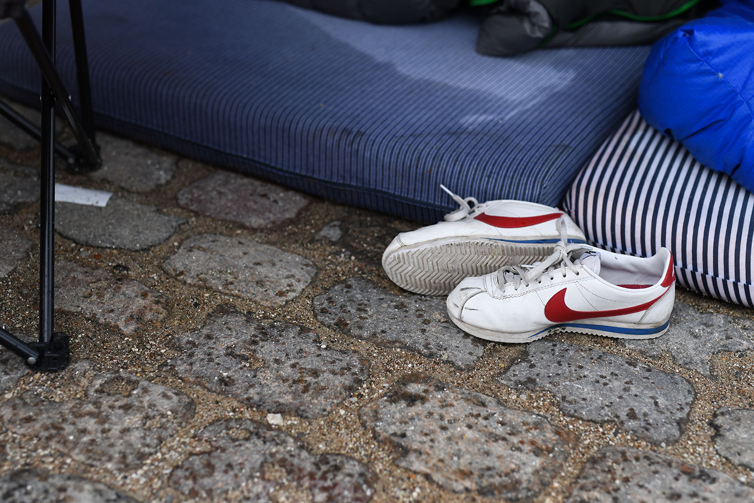 To af de sultestrejkende unge blundede i soveposerne, selv om klokken viste 13.