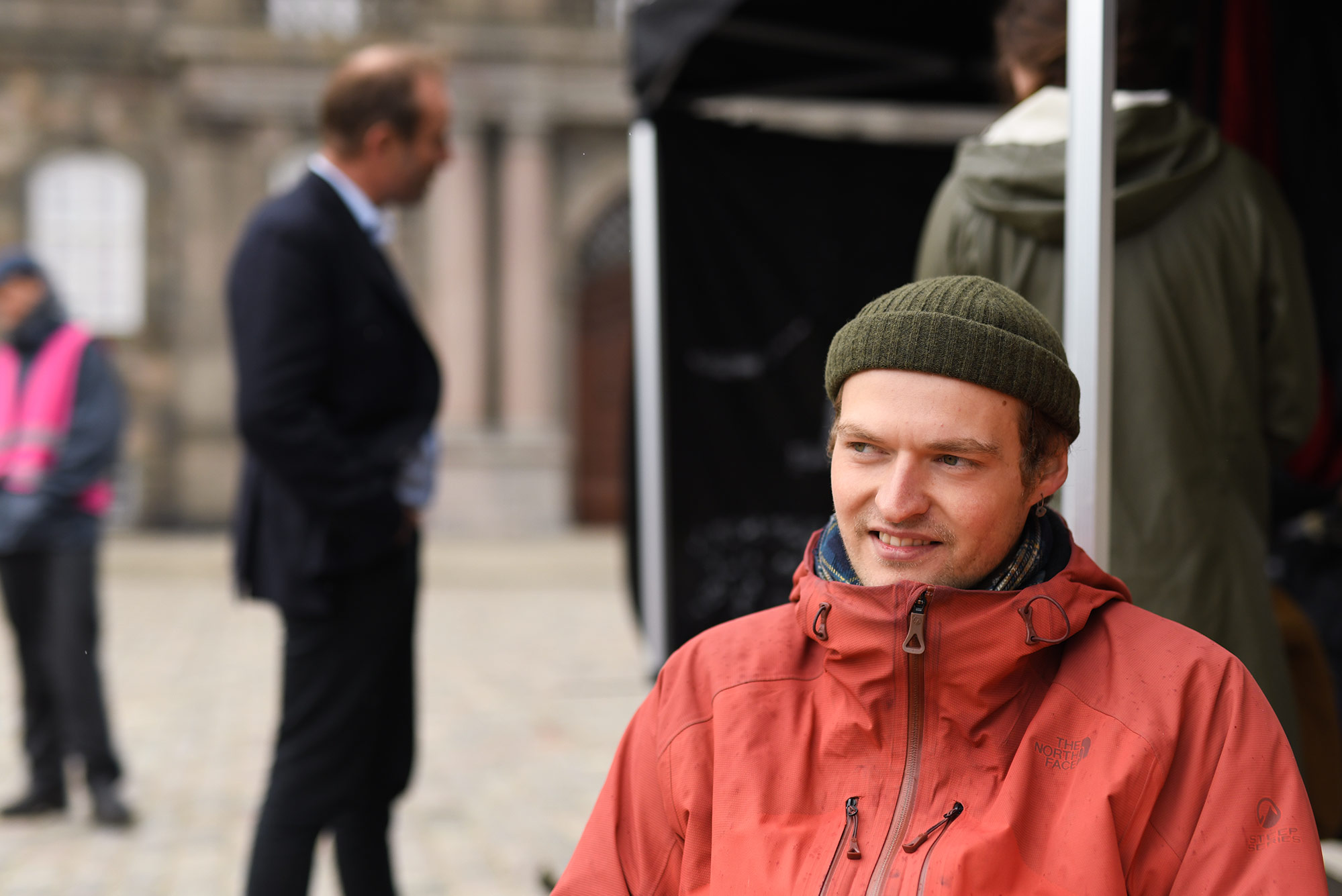 Den radikale næstformand, Martin Lidegaard, diskuterer med de sultestrejkende unge bag Oskar Charlie Dahlin.