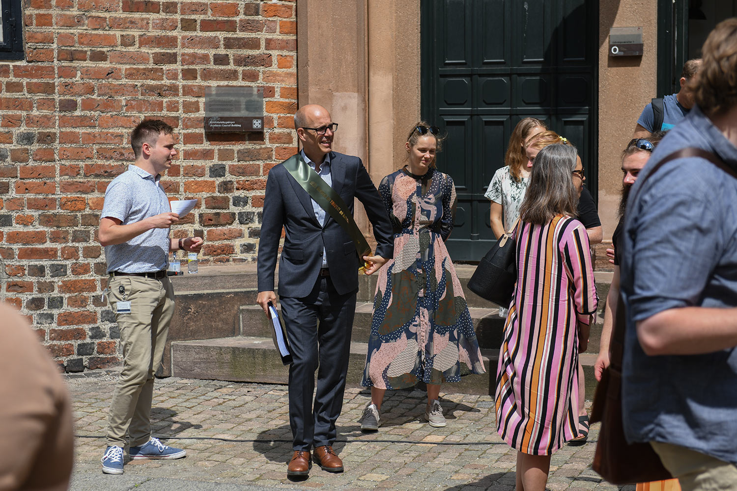 Rektor Henrik C. Wegener med sit mørkegrønne ridder-bånd.