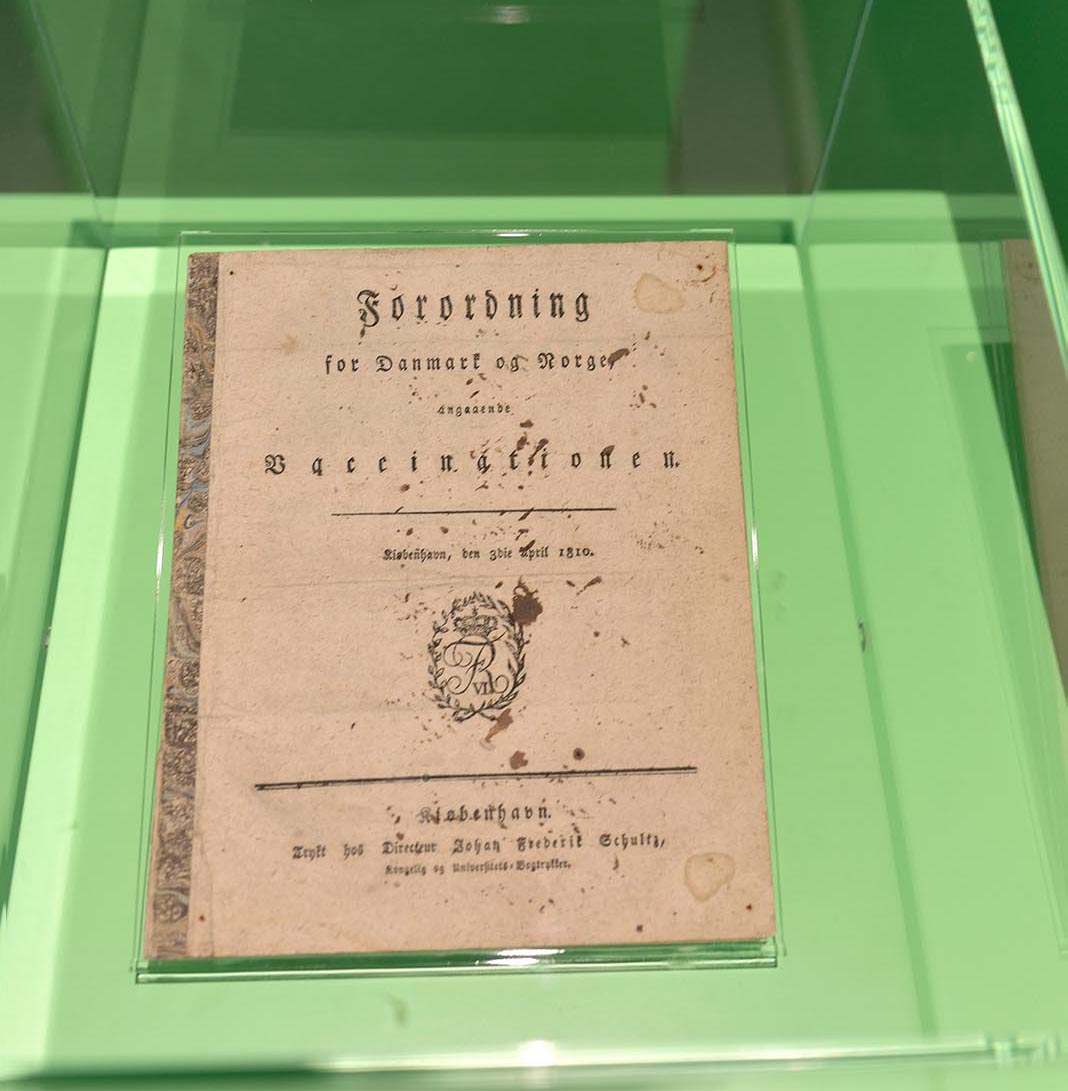 An artefact from 1810, when the Danish king Frederik VI, the Danish Chancellery and the Vaccination Commission issued legislation that was the basis for 170 years of vaccinating the Danish population. The legislation is from 3 April.