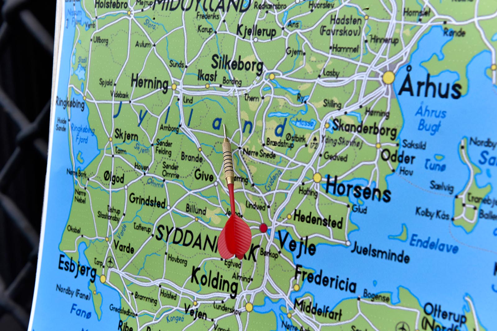 Under en demonstration foran Uddannelses- og Forskningsministeriet kastede studerende dartpile mod danmarkskortet i en kritik af udflytningsaftalen.