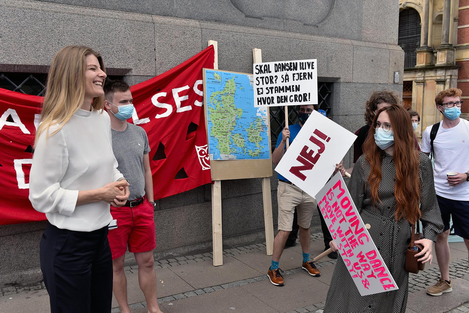Uddannelses- og forskningsminister Ane Halsboe-Jørgensen i munter dialog med studerende om et emne, der ellers splitter dem: udflytning af uddannelser.