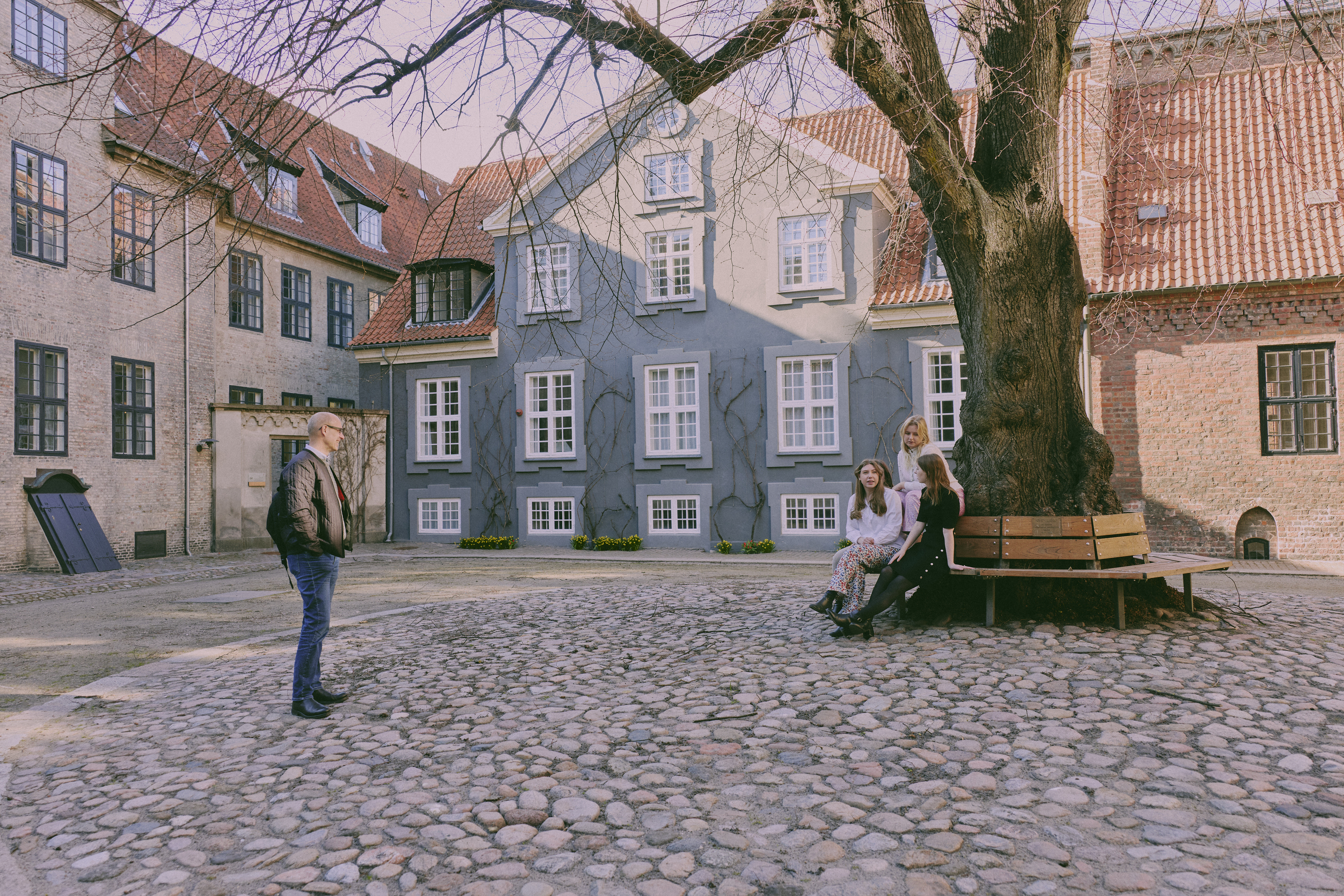 Der er delte meninger om de nu hedengange landetemalande på Statskundskab. Det er en ældgammel tradition at klæde sig ud på uni, fortæller rektor Henrik C. Wegener de fire kvinder.
