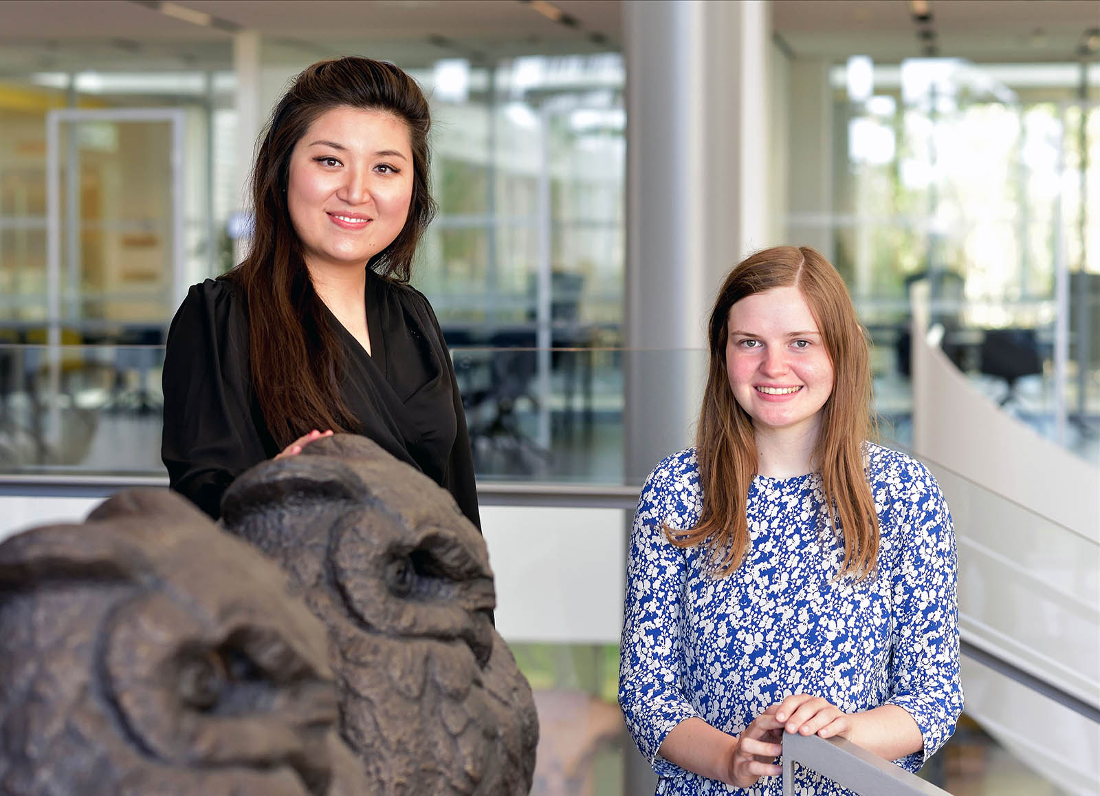Wendy Meng og Laura Wiberg ved jurauglerne på Søndre Campus' Juridiske Fakultets bibliotek.