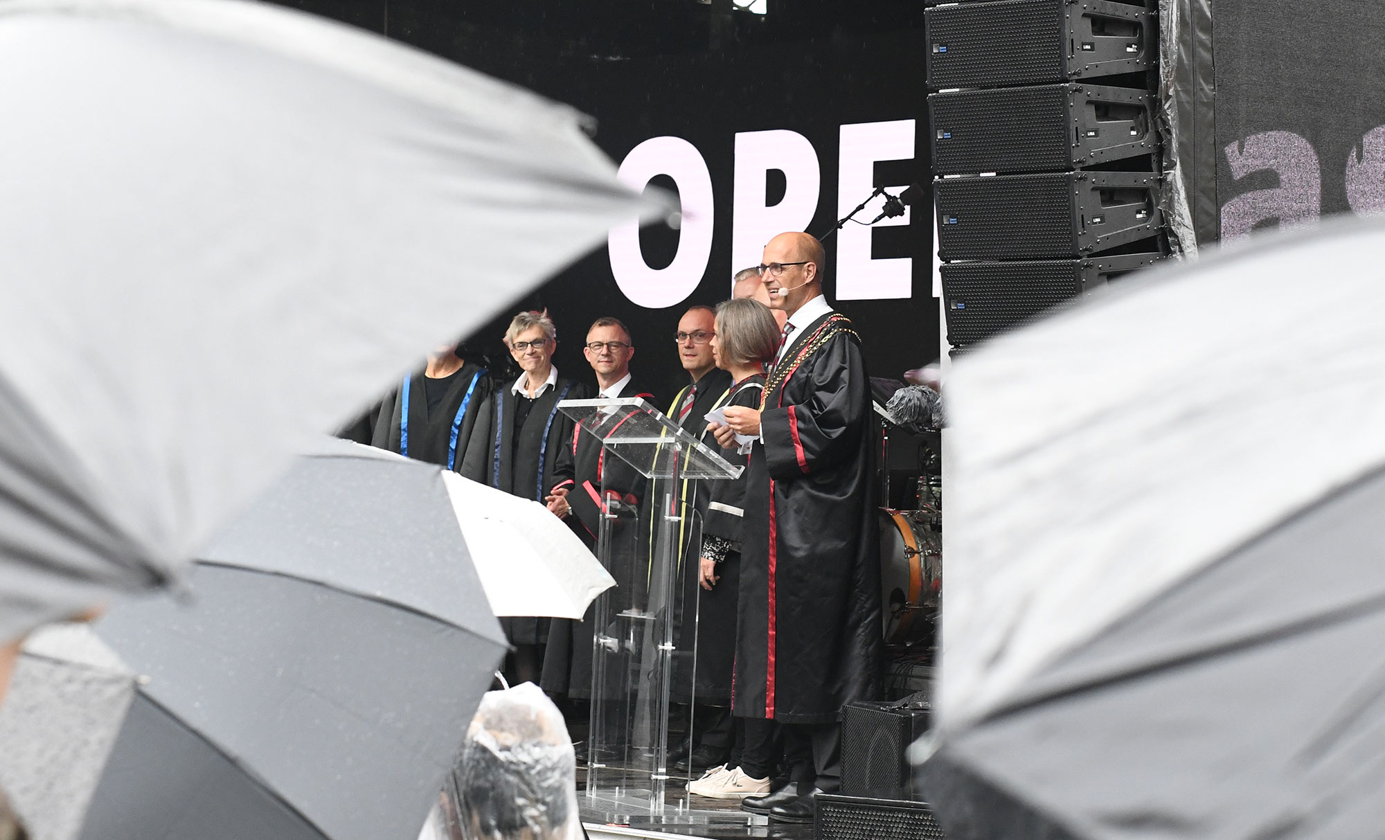 Rektor taler foran de seks dekaner.