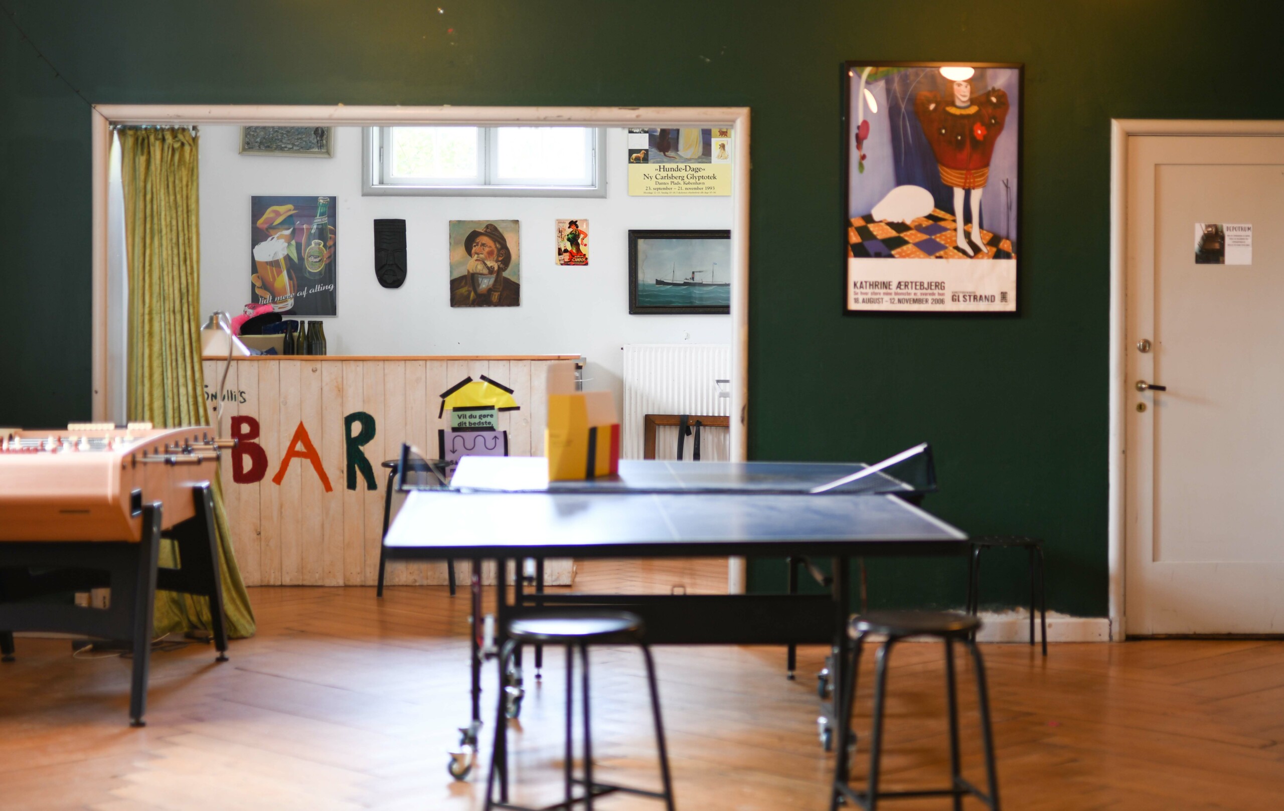 Kvinderegensen har egen bar i kælderen.