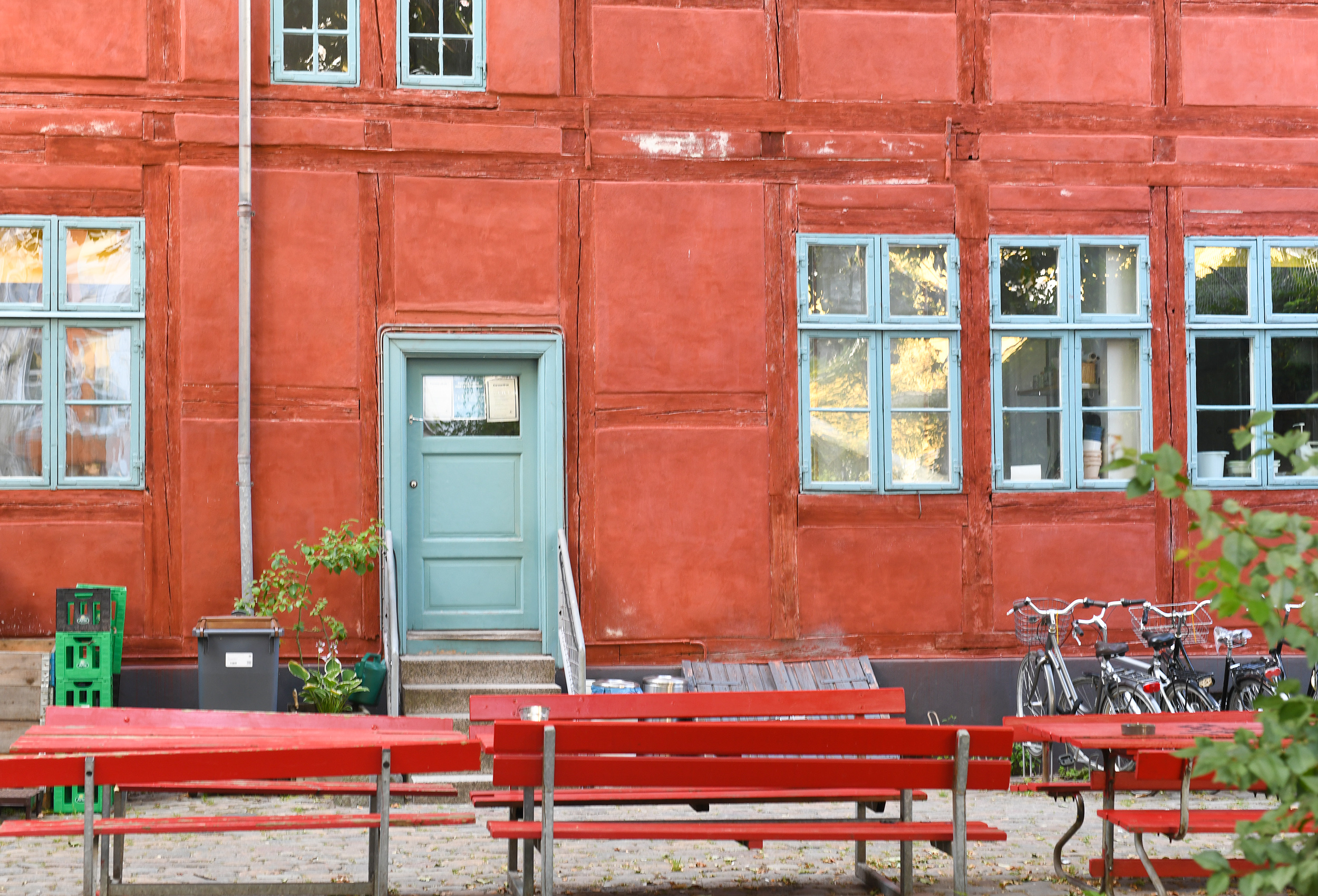 Sofiegården ligger i en blanding af gamle og nyere bygninger.
