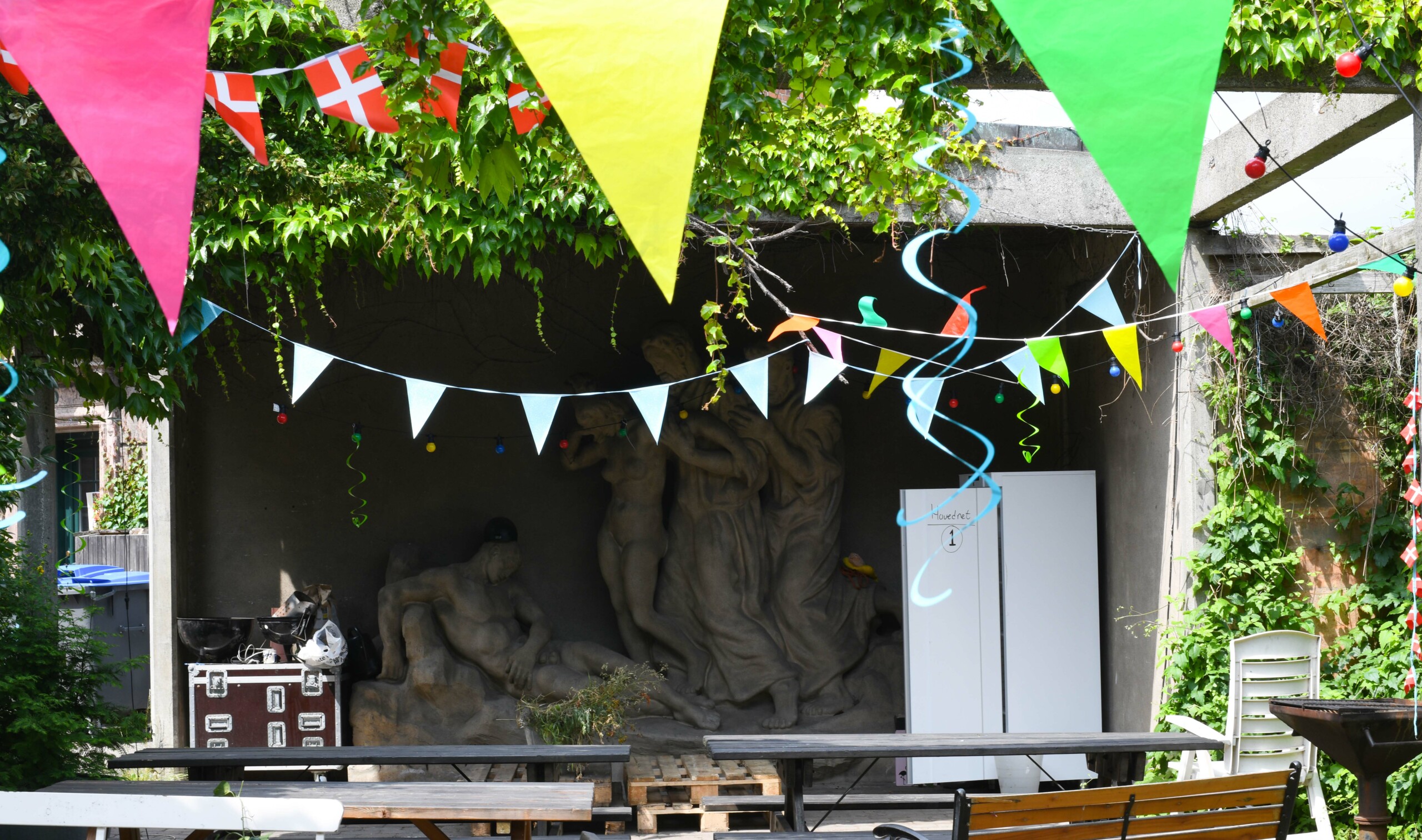 Der er tre årlige fester på kollegiet: Fastelavnsfesten, Kastanjefesten og Nytårsfesten. Og så det løse.