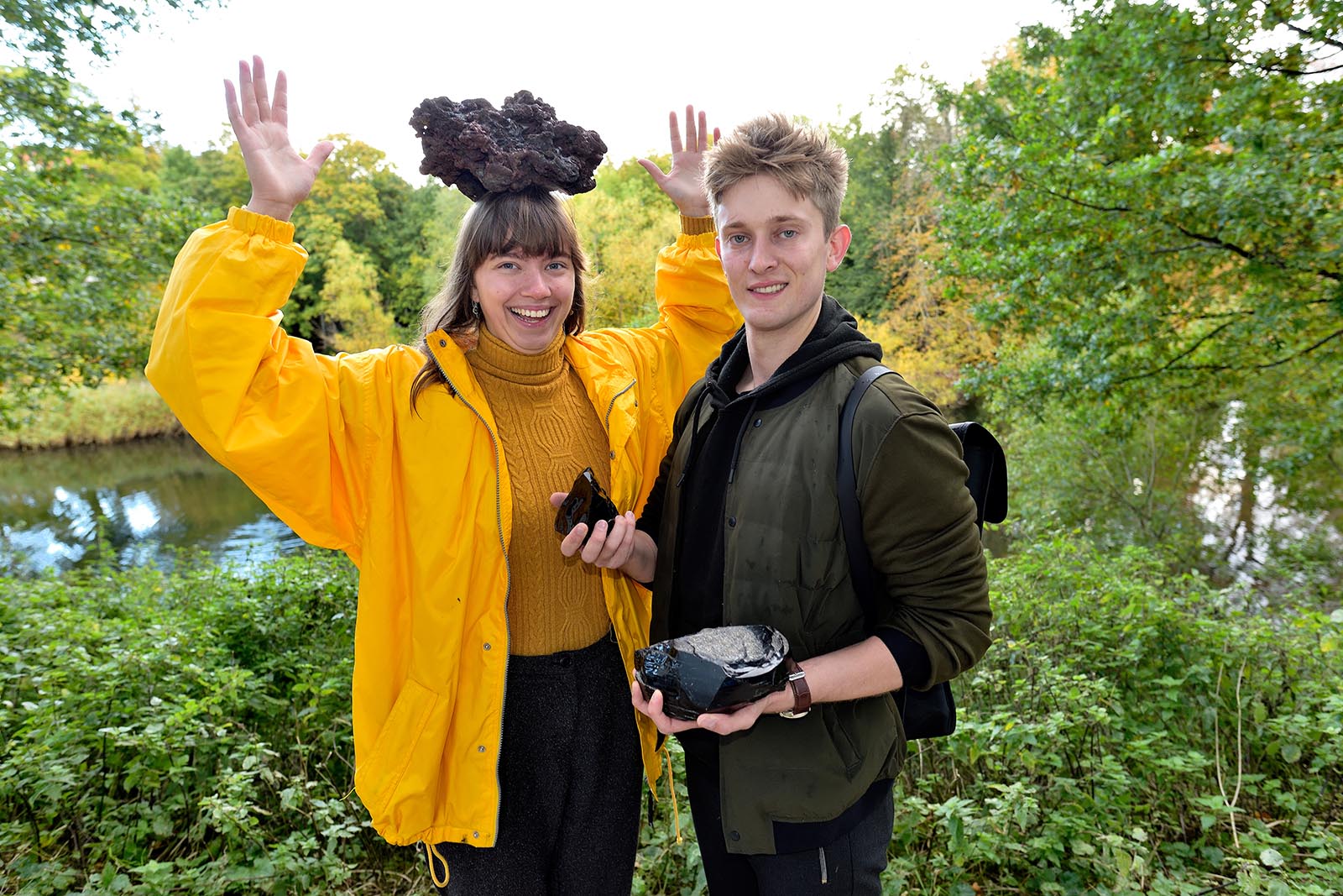 Mathilde Lieberkind og Emil Soltau viser hver deres sten frem. Sammen har de lavet en podcast, Geoland – om geovidenskab for alle.