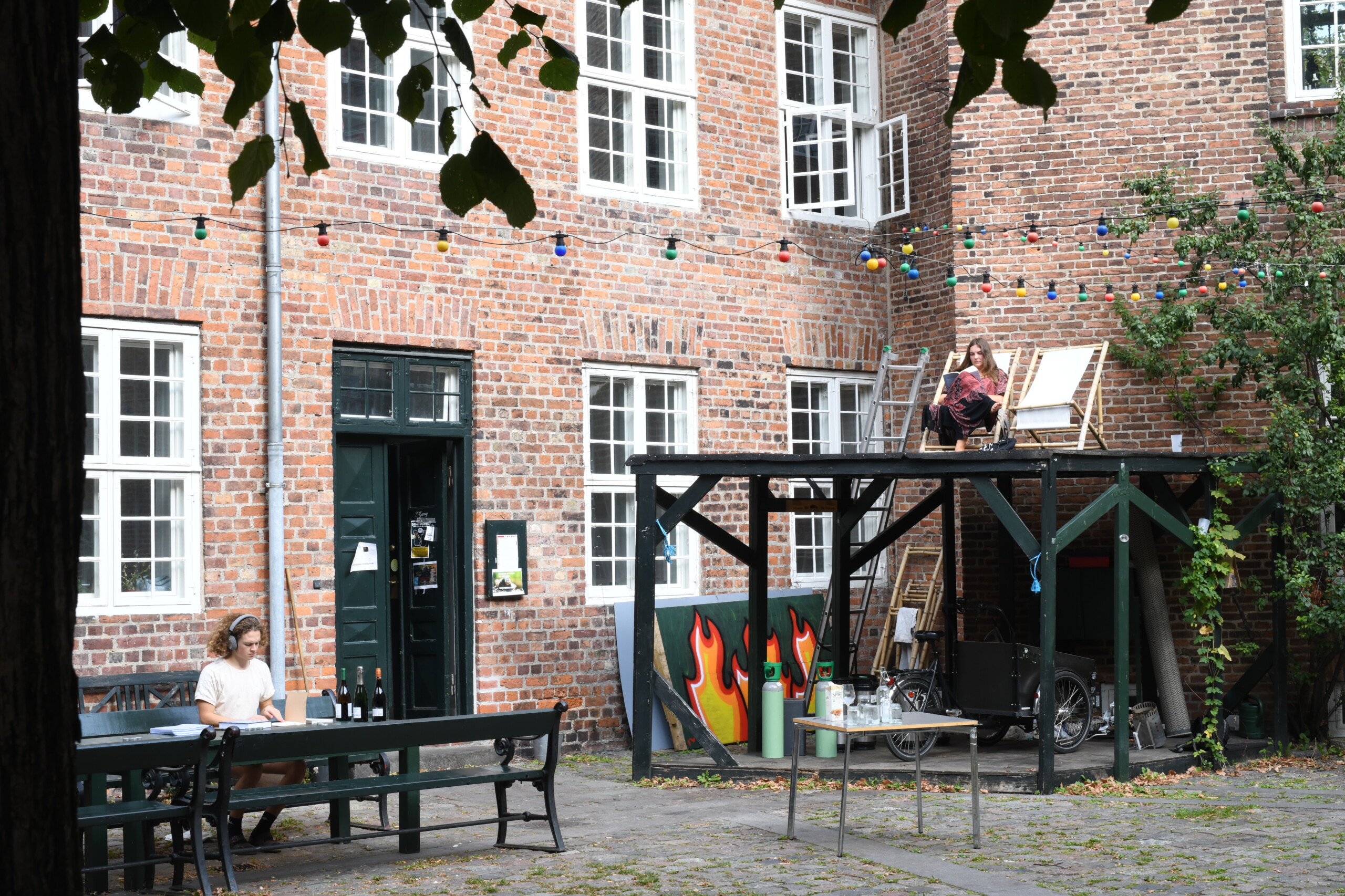 The raised terrace was built by a resident who wanted to squeeze a few extra hours of sunlight out of the dark courtyard. Just as the lime tree is known as the tree of love, the terrace has been dubbed 'Romeo's balcony'. 