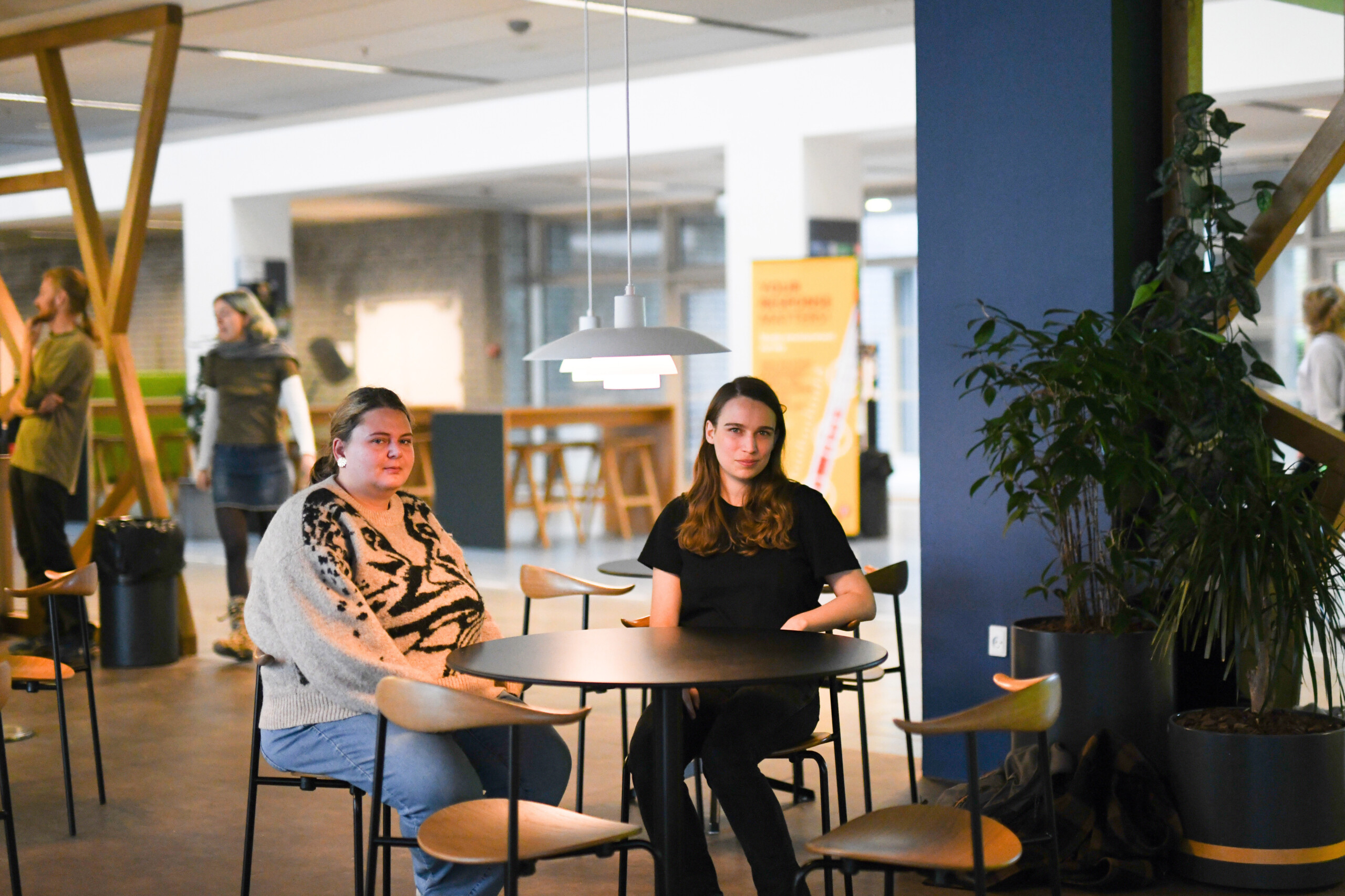 Lisa (venstre) og Cathrine frygter for deres fag, klassisk arkæologi og tysk, nu hvor der skal skæres. Men det ville ikke du at flytte deres fag ud, er de enige om. 