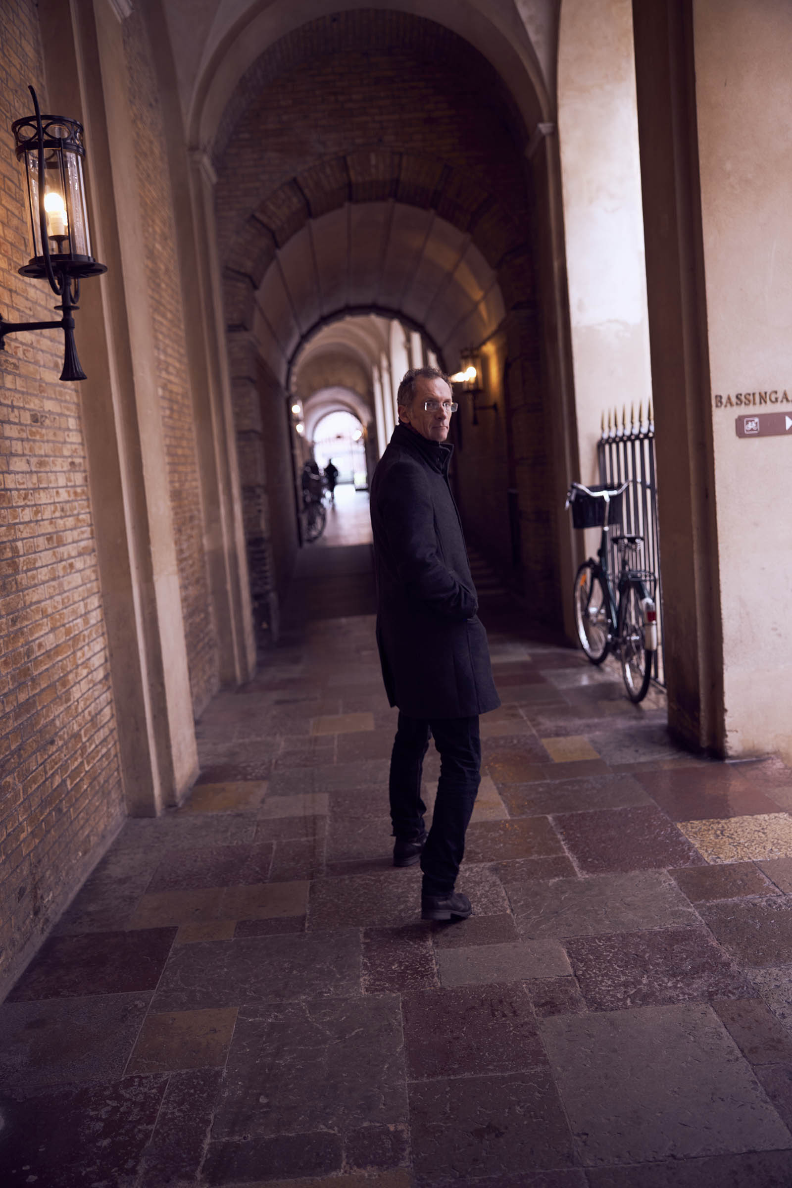 »Alt det her kan man ikke se på publikationsstatistikkerne i dag, for det går enormt langsomt. De beslutninger, vi træffer i dag, kan man først mærke om ti og tyve år, men hvis vi fortsætter på den her måde, kan det gøre ondt til den tid. Og så vil vi have tabt tyve år, som vi ikke kan få tilbage,« siger Ole Wæver.