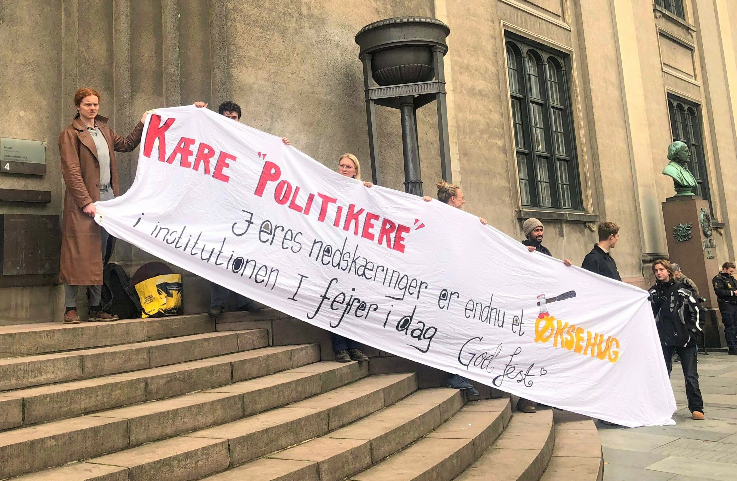Københavns Universitet kan ikke klare flere hug med nedskæringsøksen, mener netværket Vrede Studerende, der aktionerede på Frue Plads ved årsfesten den 16. november.