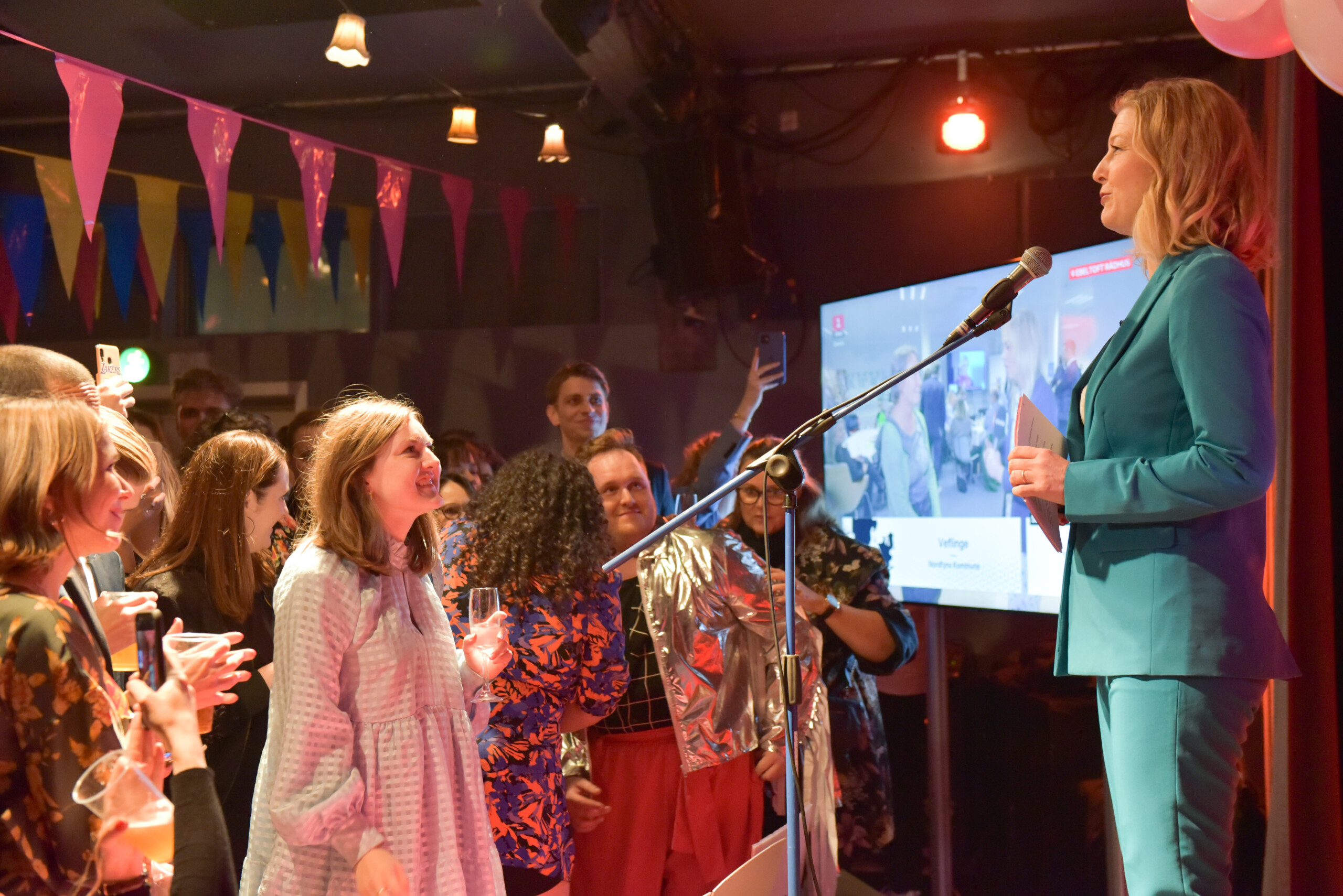 Katrine Kildgaard har sikret sig den bedste plads under partileder Sofie Carsten Nielsens tale.