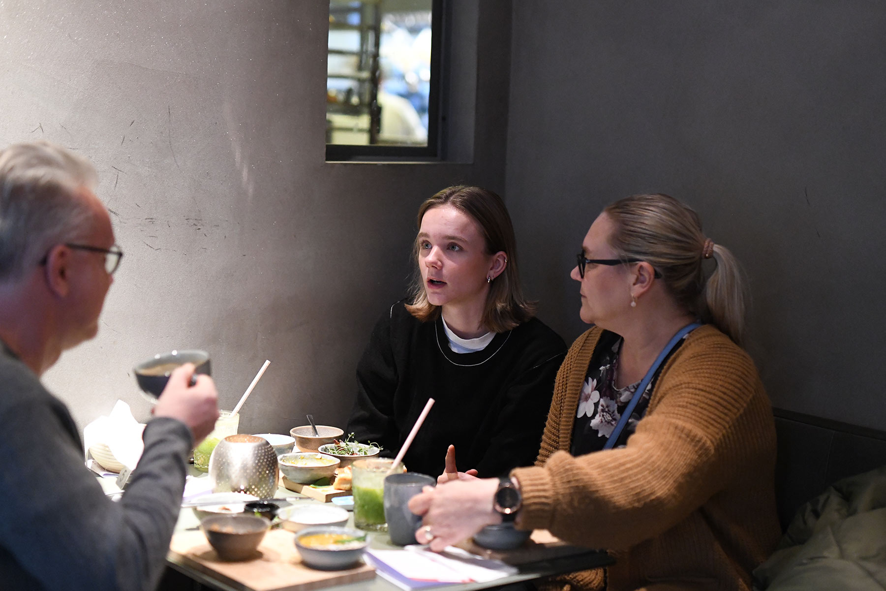 Mathilde Kastbjerg indleder valgdagen med at spise brunch med sine forældre.