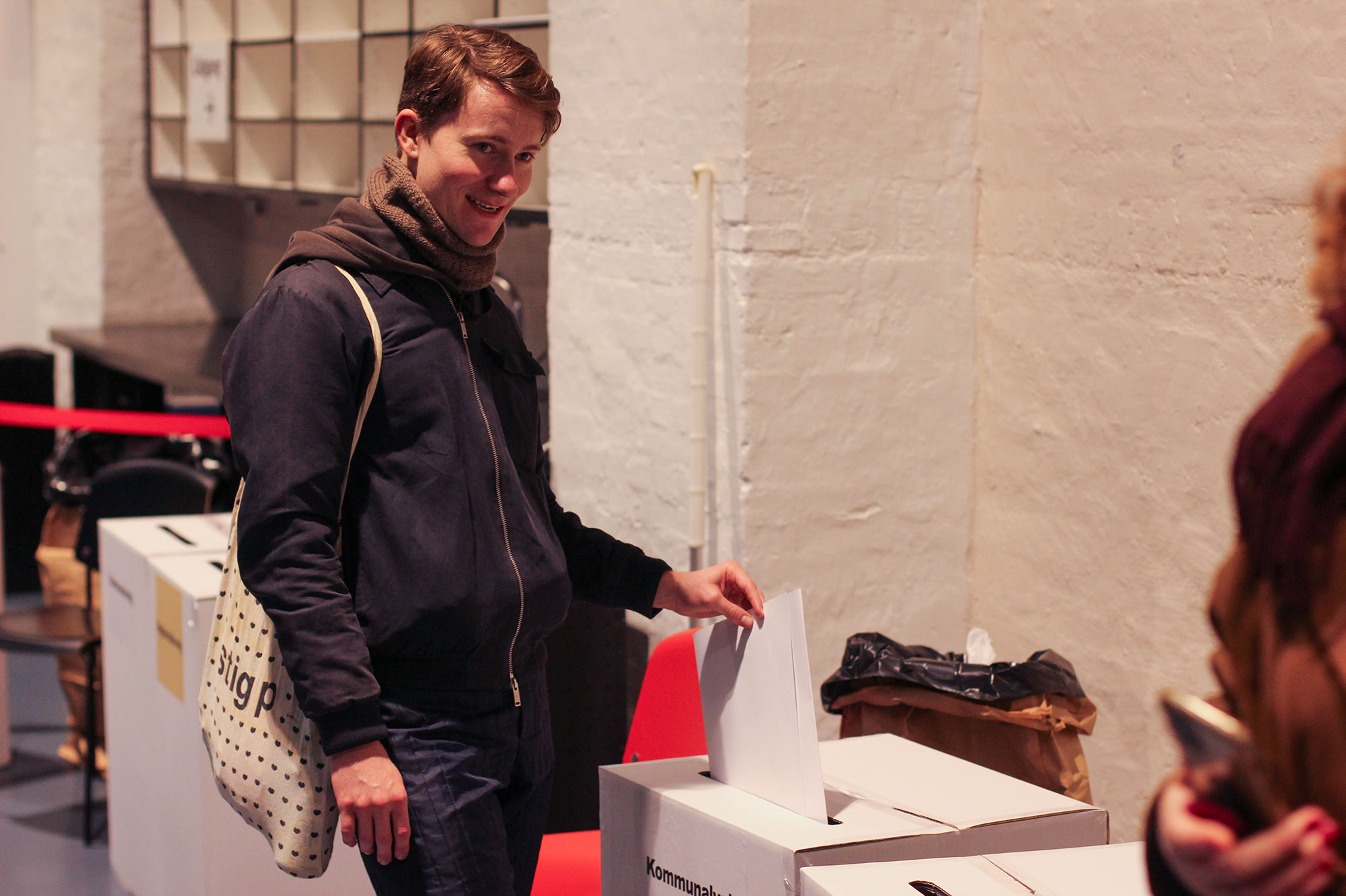 Mikkel Skovgaard Hansen afgiver sin stemme.