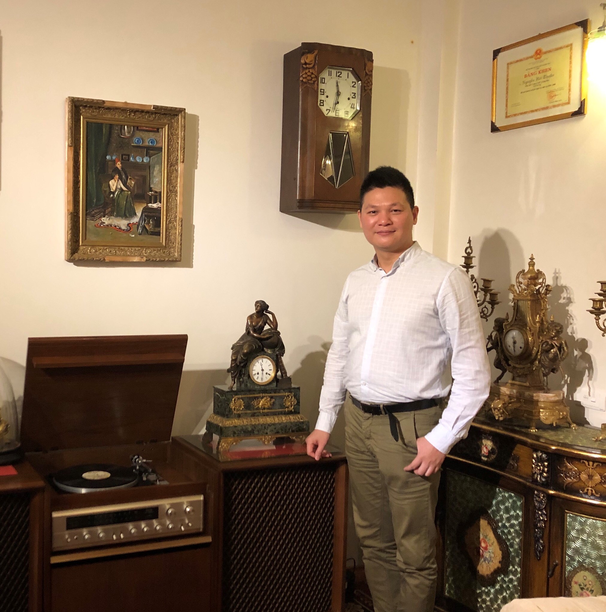 Dang Vu Hoai Nam på hjemmevisit i Hanoi hos en forbruger af det illegale, men eftertragtede tigerknogleprodukt.