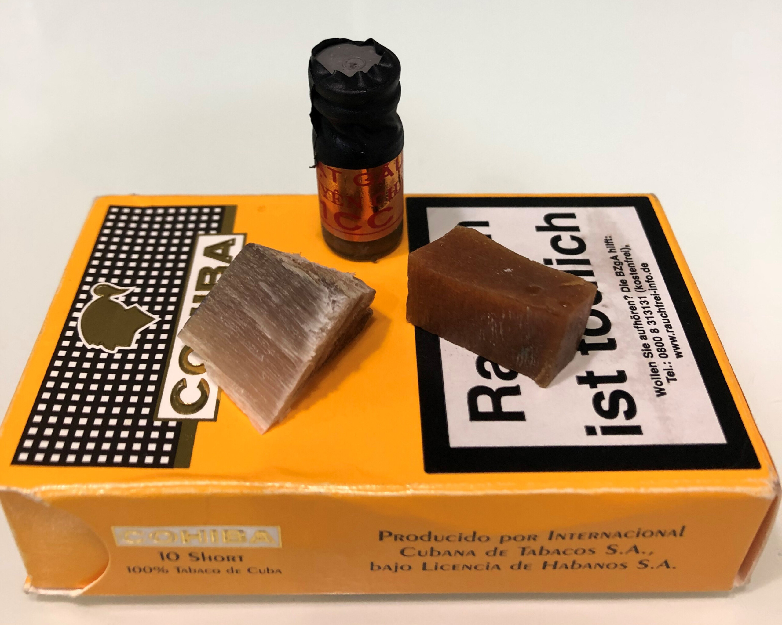 Tre eftertragtede, men illegale, eksotiske dyreprodukter: Et stykke horn fra et næsehorn, et hætteglas med bjørnegalde og den omtalte 'tiger bone glue'.