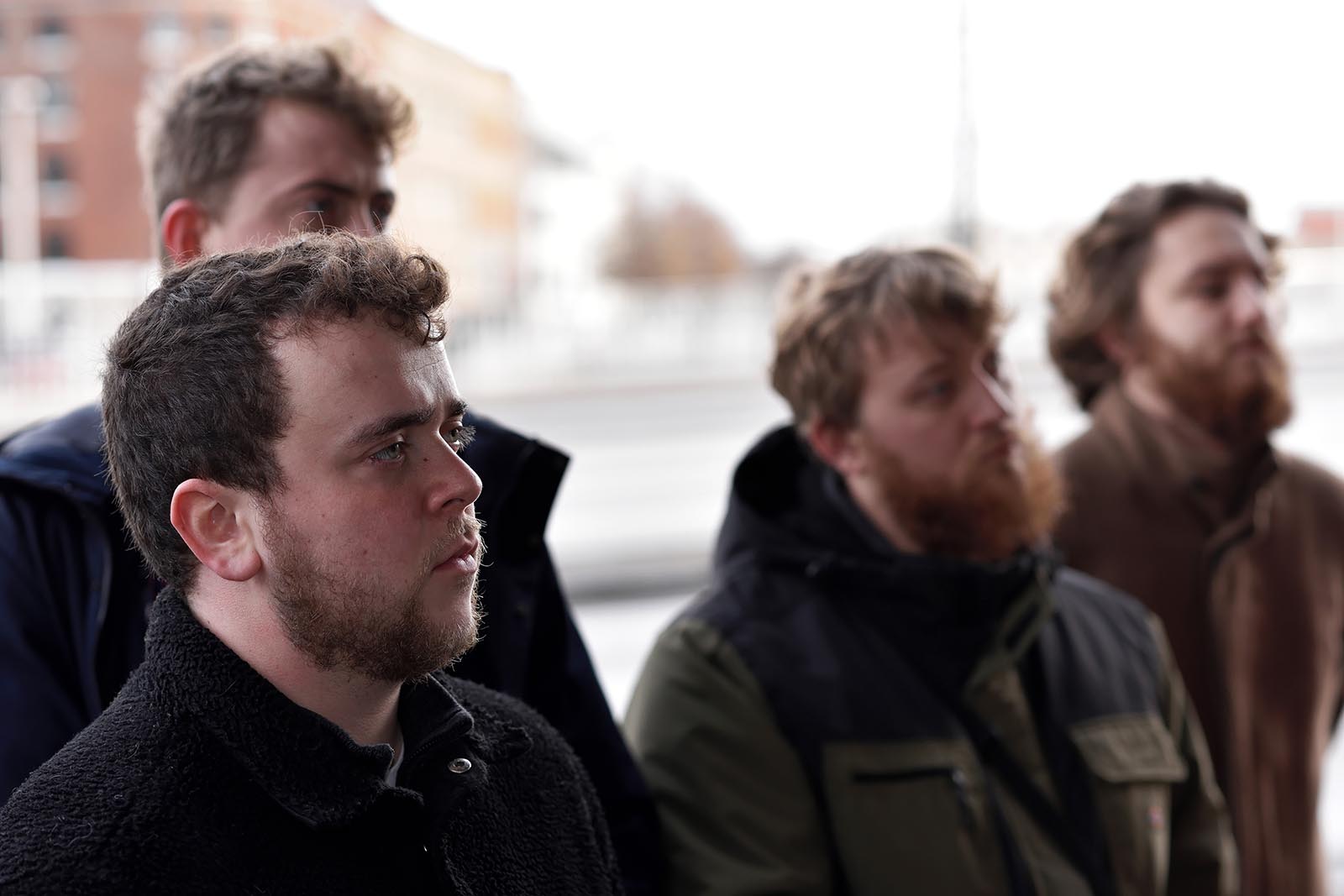 Sørgende pårørende. Demonstranterne forventede svar fra politikerne, og de gav udtryk for deres misnøje, hvis politikerne enten ikke svarede eller gav svar, som demonstranterne opfattede som dårlige.