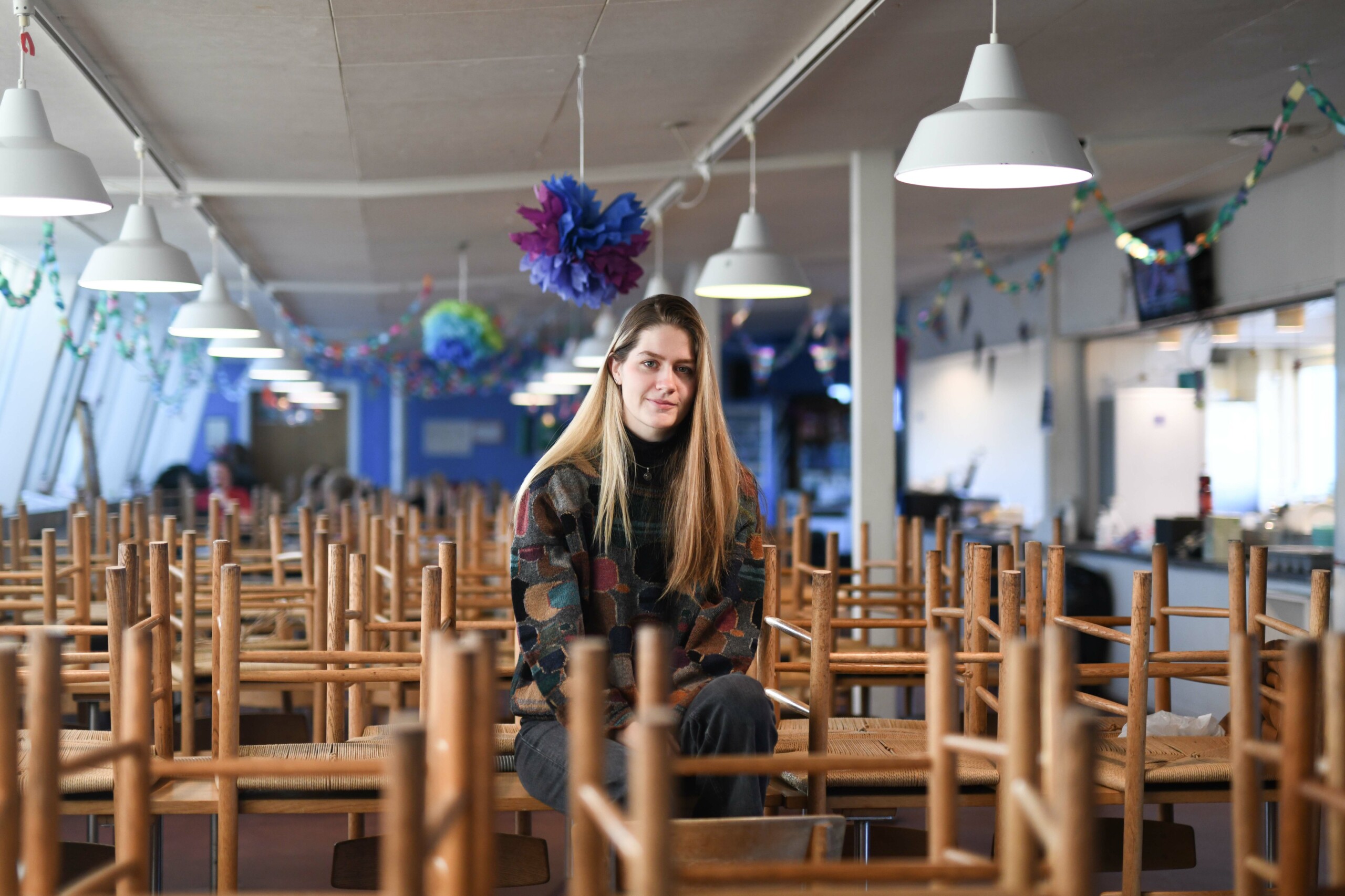 Eva Enevoldsen i kantinen på Datalogisk Institut, der plejer at være mere proppet med studerende. Billedet er taget i eksamenstid. 