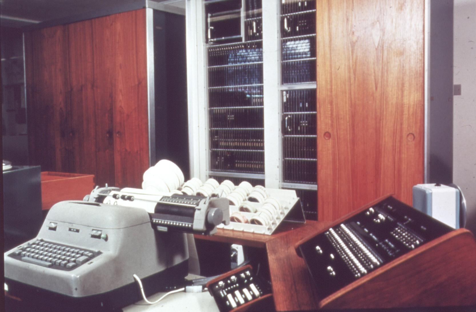 De studerende og ansatte måtte i instituttets spæde start deles om datamaskinen GIER, der fyldte et helt klædeskab.