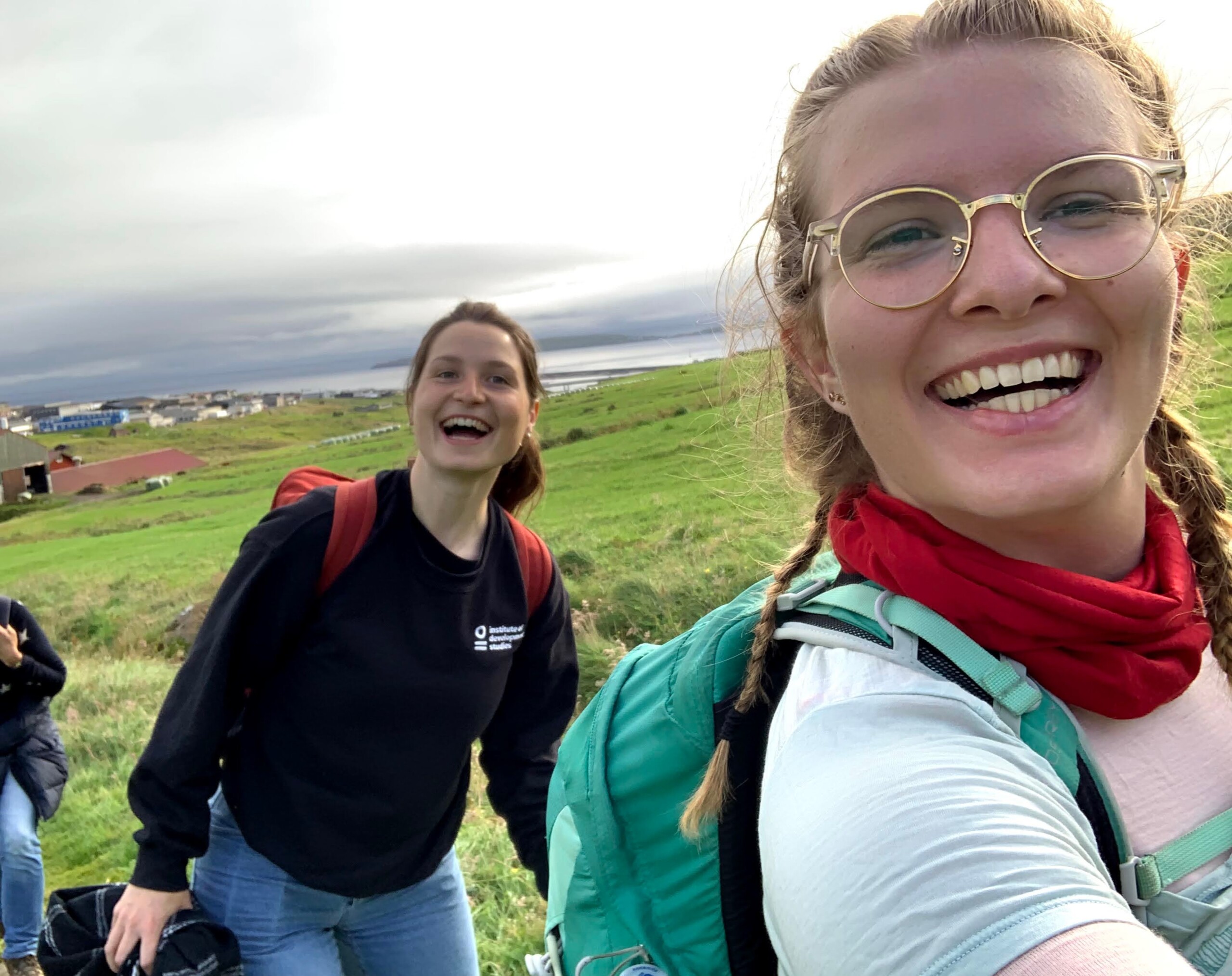 Terese Freltoft (højre) på Færøerne med Humanity in Actions sommerskole.