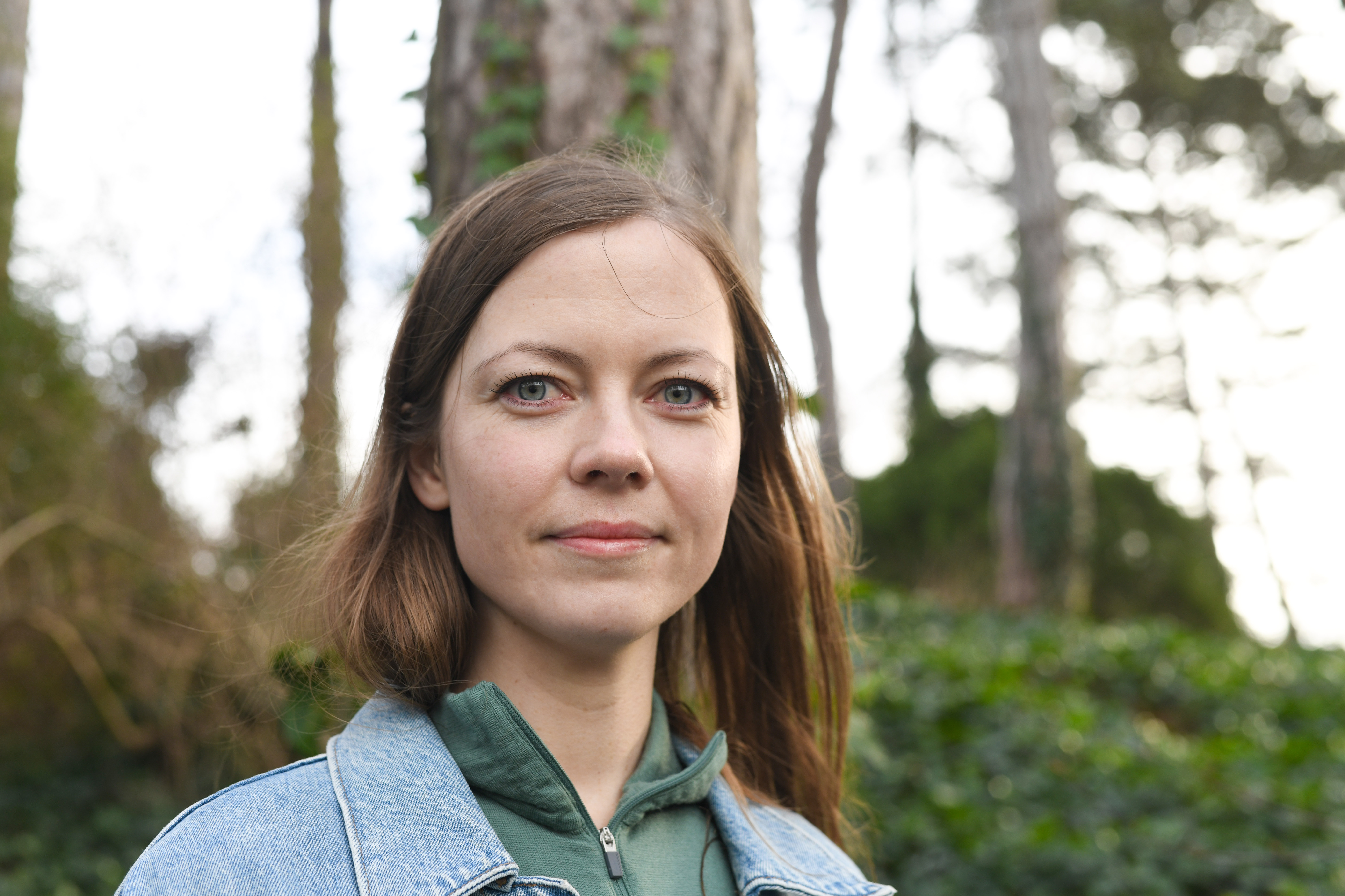 »I en tid med krig og et forbrug som er mere end jorden kan tål’.  Skal vi ik’ kun komme med de rette svar – men også de rigtige spørgsmål.  Vi bør ikke kun gå efter sandsynligheder. Men se potentialet og forfølge muligheder,« skriver ph.d.-studerende Maria Toft i velkomstalen til det arrangement på Christiansborg Slotplads, hvor hun er med til at overrække tusindvis af underskrifter fra forskere, der er utilfredse med deres arbejdsvilkår.