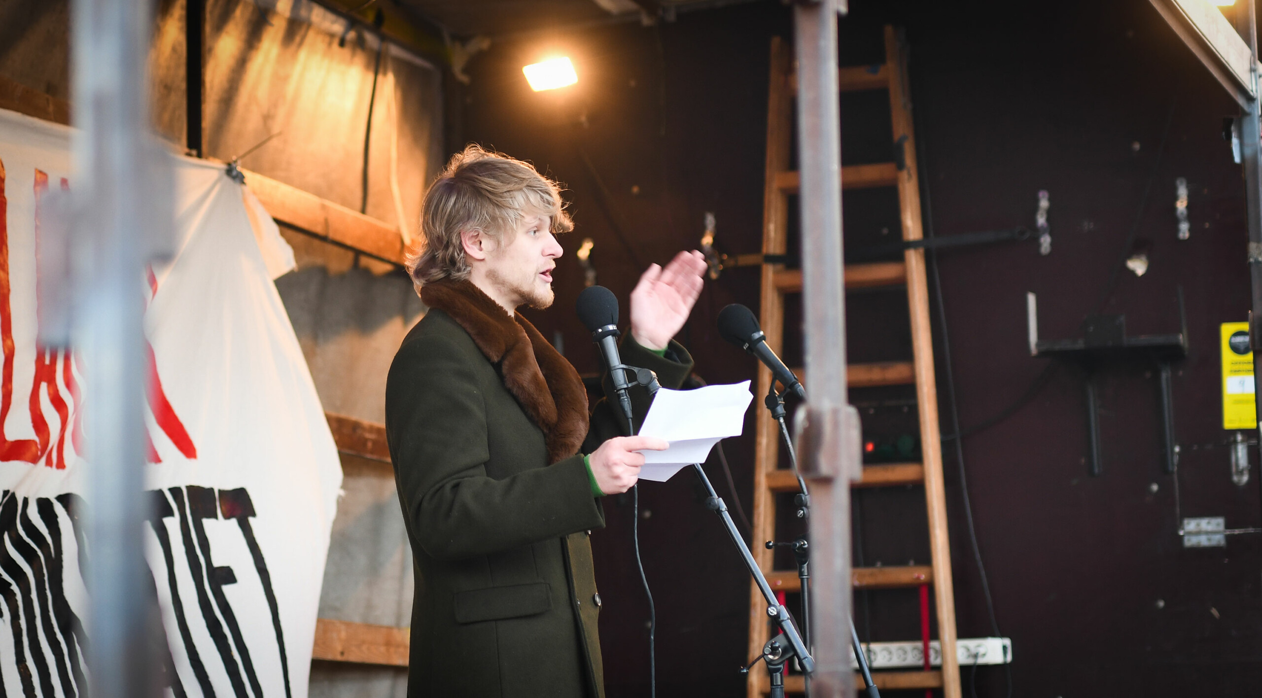 Økonomistuderende Valdemar Bülow Jensen taler under demonstrationen mod udflytningsaftalen.