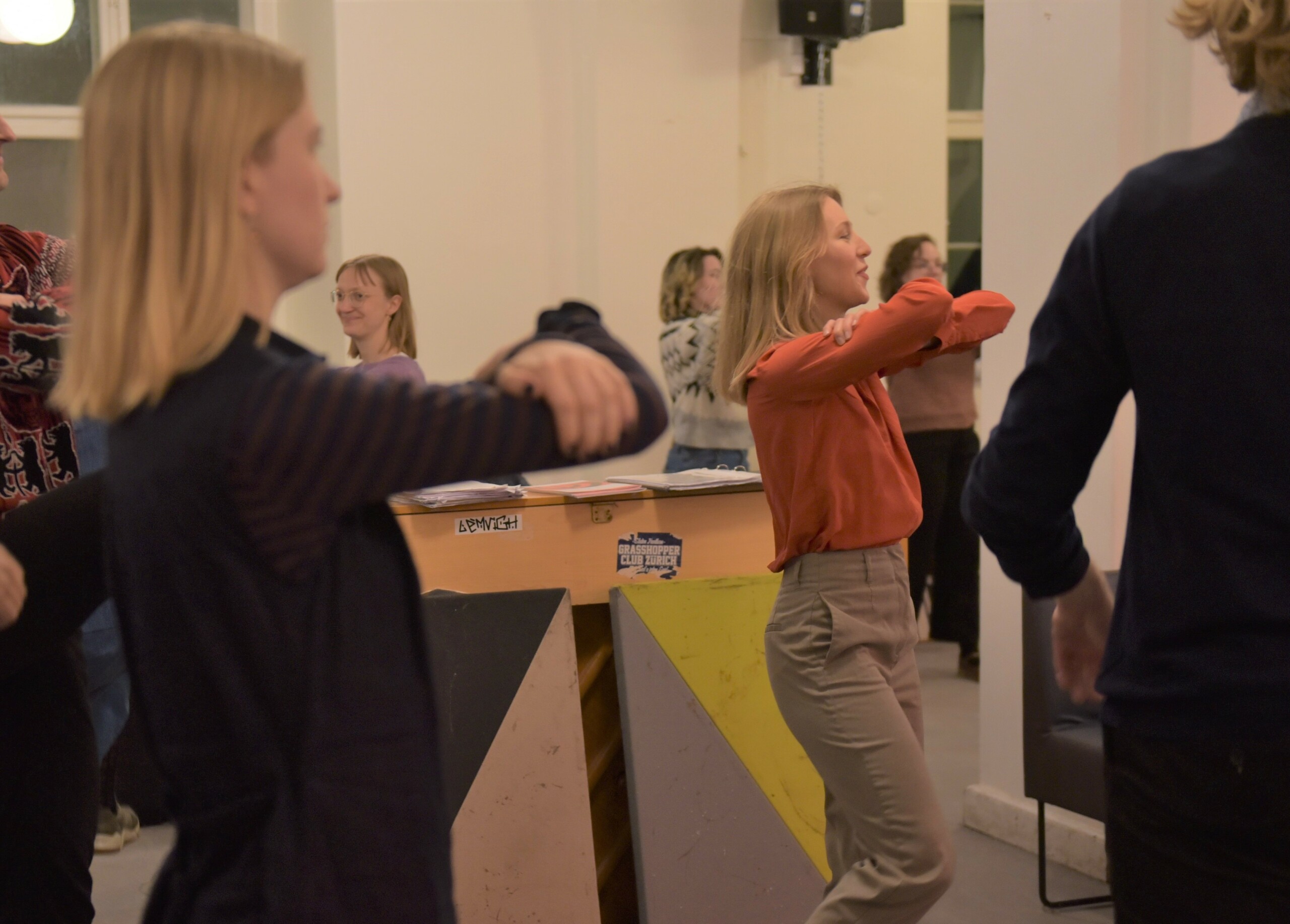 Sangerne varmer op, inden øvesessionen rigtigt kan gå i gang. 