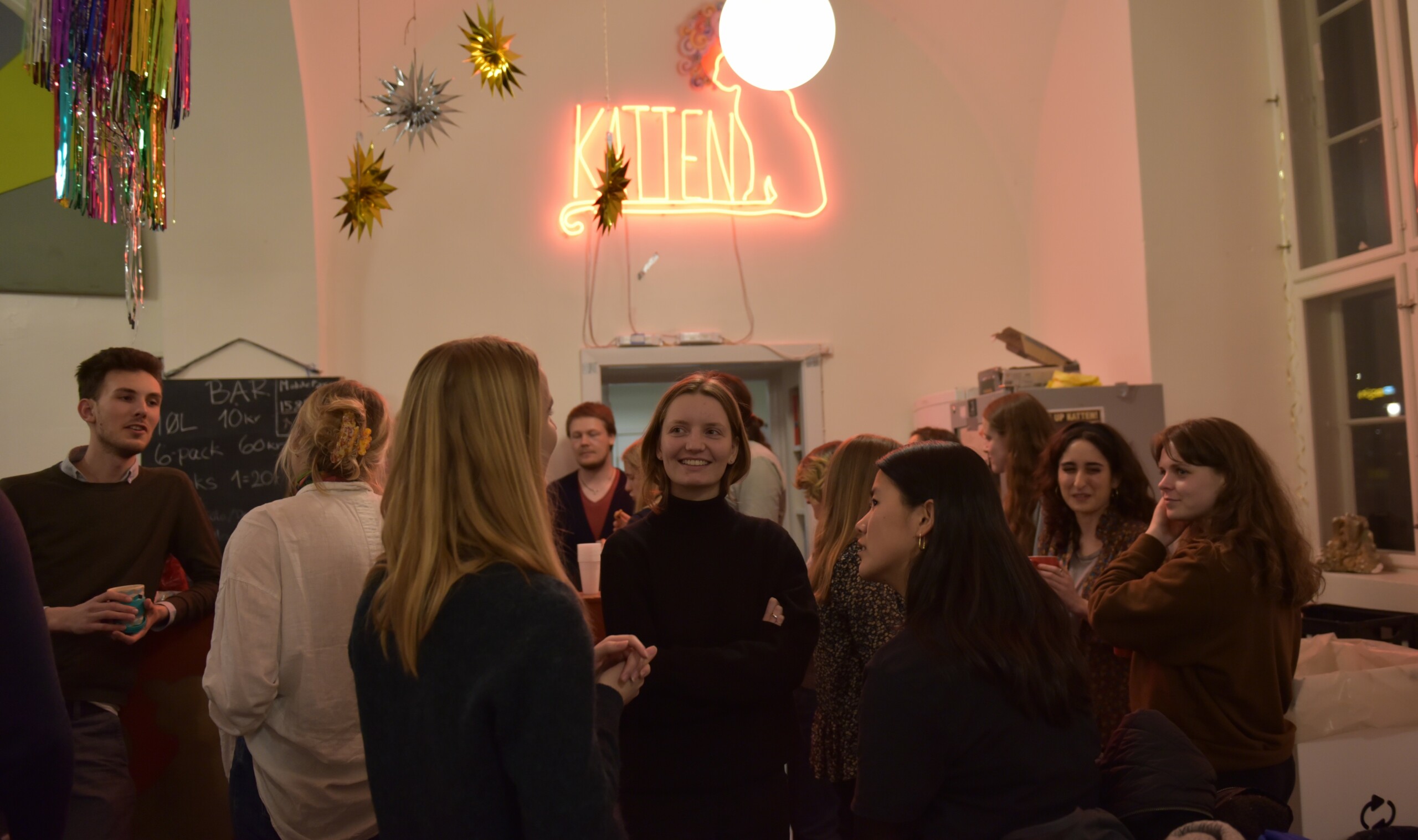 Pausen bruges på snak og kage. 