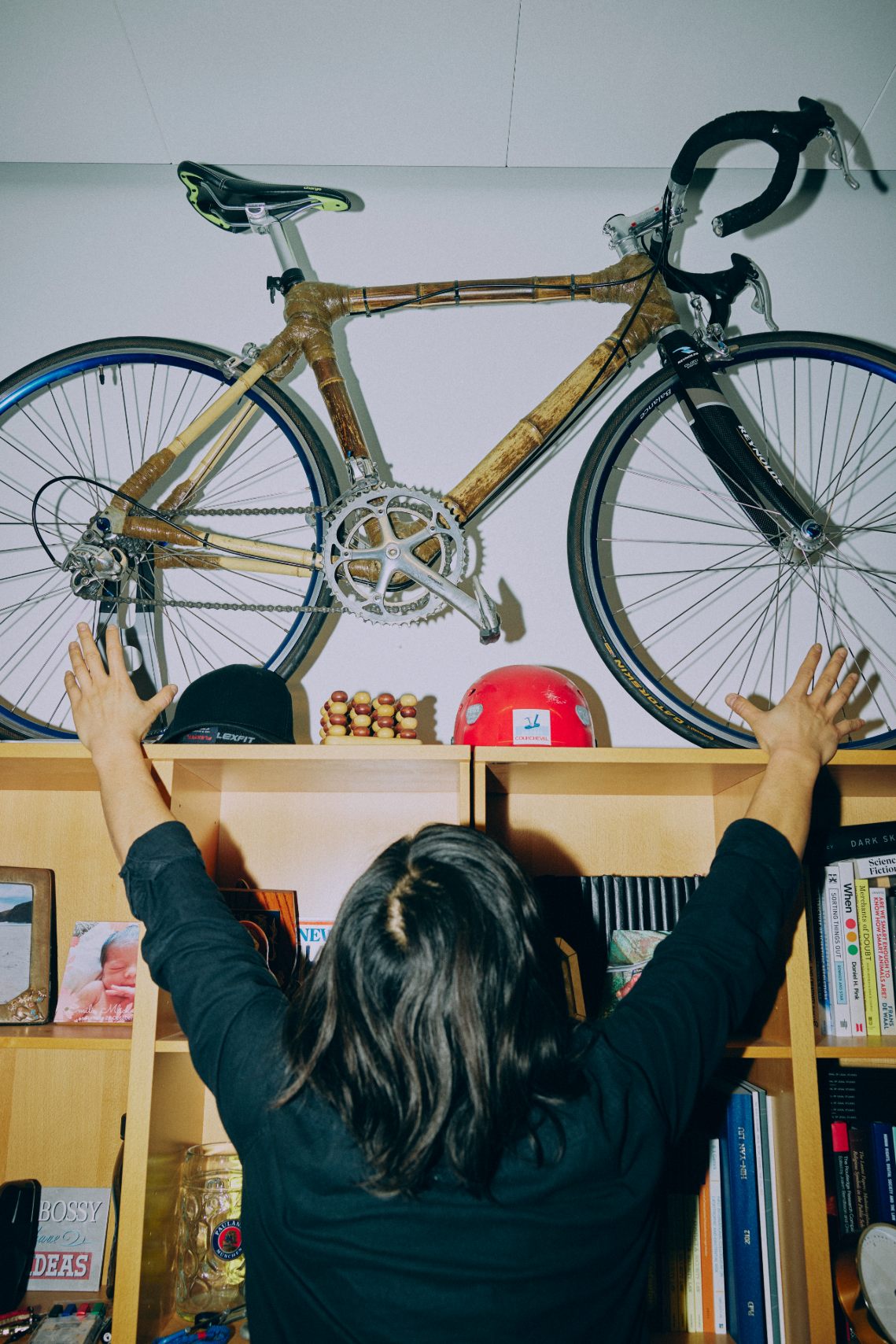 Ovenpå Hin-Yan Lius spækkede bogreol står to cykler. Stellet til den ene har han selv bygget af bambusrør. Selvom Danmark er et cykelland, savner han at kunne dyrke sin anden store hobby: Bjergklatring. Her er for fladt.