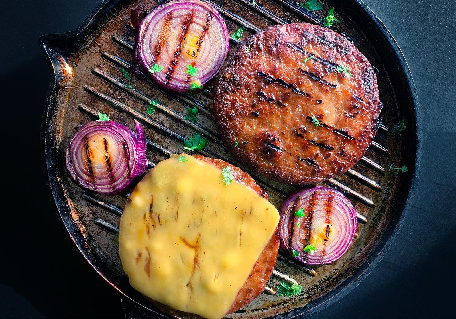 Plantebøffer og planteost, der minder så meget som muligt om de animalske originaler, kan få os til at acceptere nye produkter hurtigere. Men det er en reel udfordring at få dem til at knase, smage, føles og lyde ligesom originalerne, når vi bider i dem.