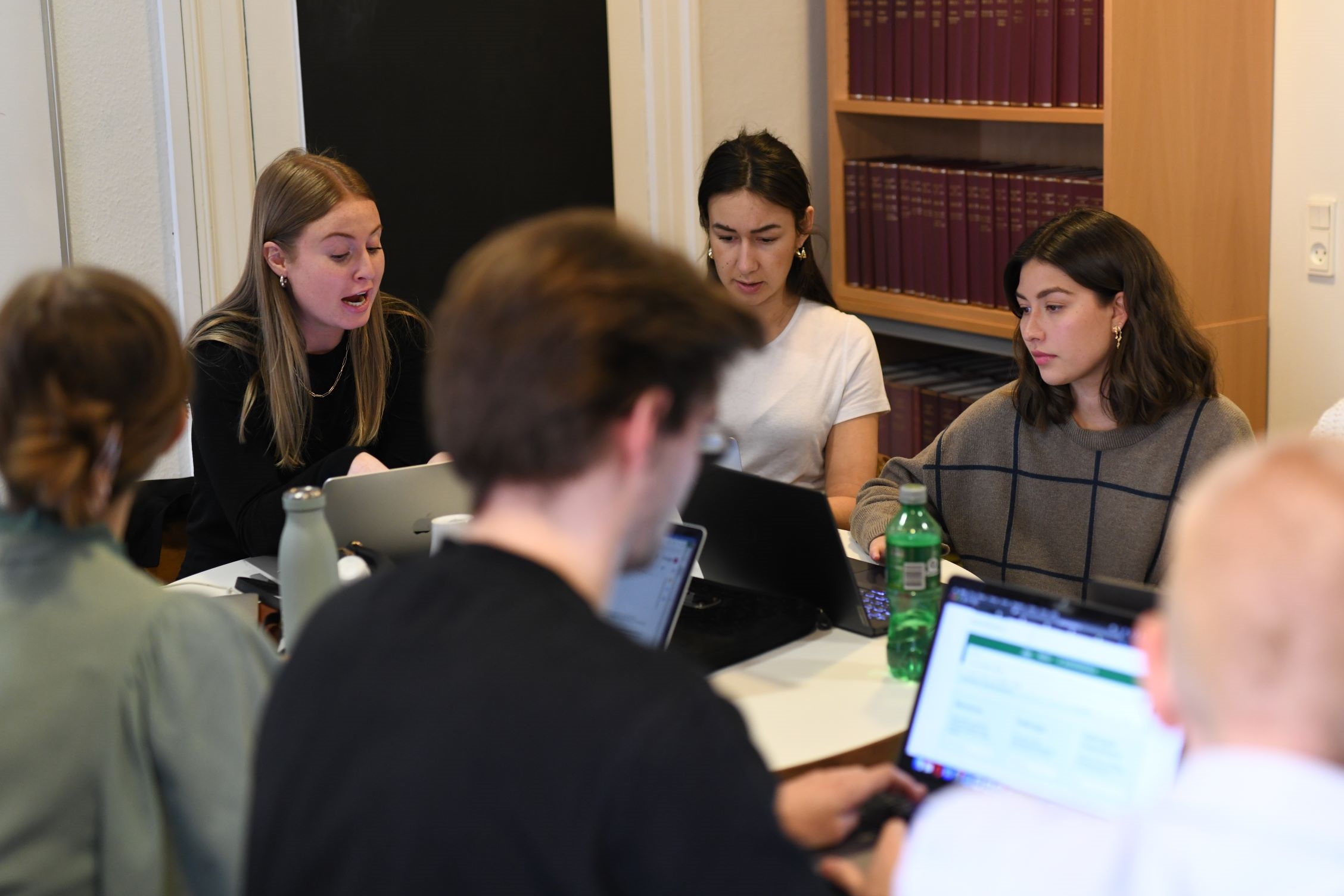 UNG RET samler studerende, der har lyst til at få juridisk erfaring med forskellige sager, og unge mennesker der har brug for gratis juridisk rådgivning. 