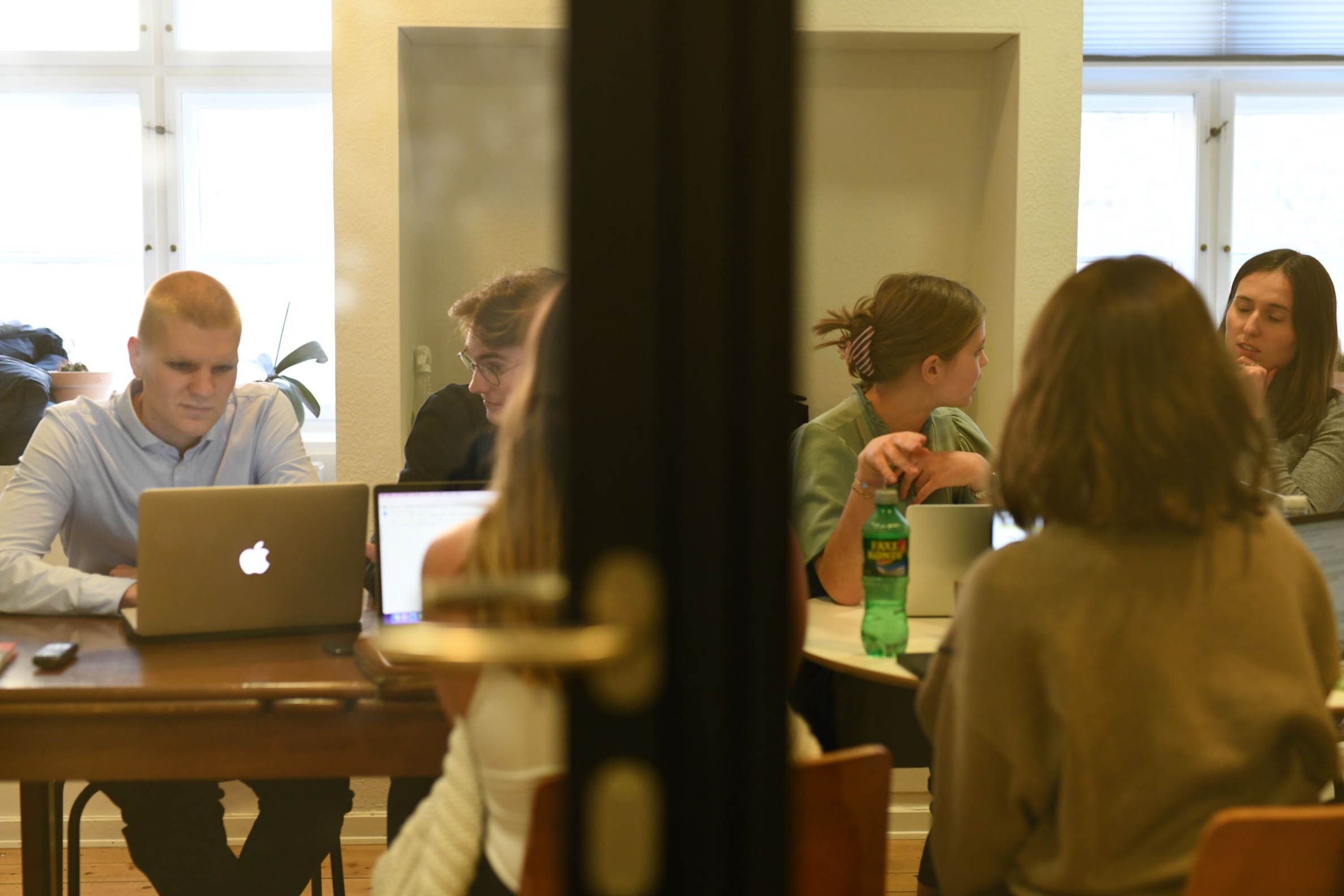 Tilbage i det lille lokale diskuterer de studerende stadig henvendelsen om at smide sin roommate ud af forældrekøbslejligheden. 