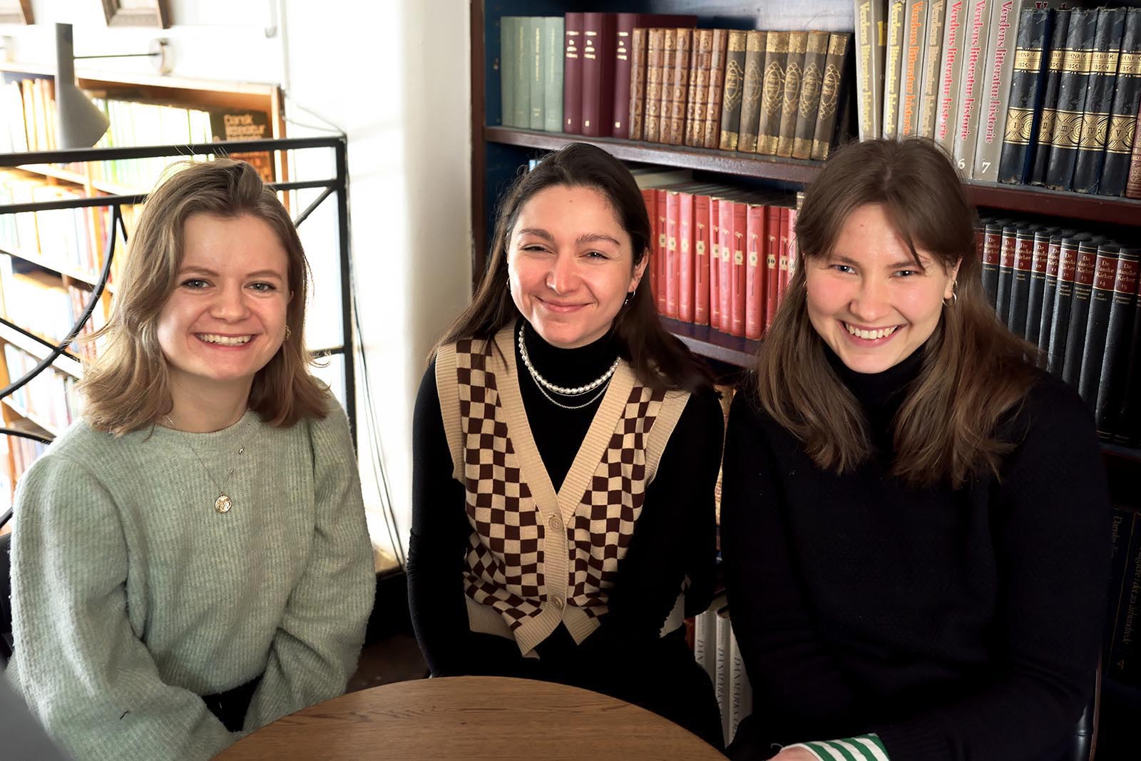 Fra venstre er det Fay Brasser, Cecilia Price og Astrid Bjerregaard, der læser ved Københavns Universitet, og som har været med til at vælge og præsentere et udvalg af film om, hvordan vi kan gøre sundheden bedre for alle mennesker i verden.