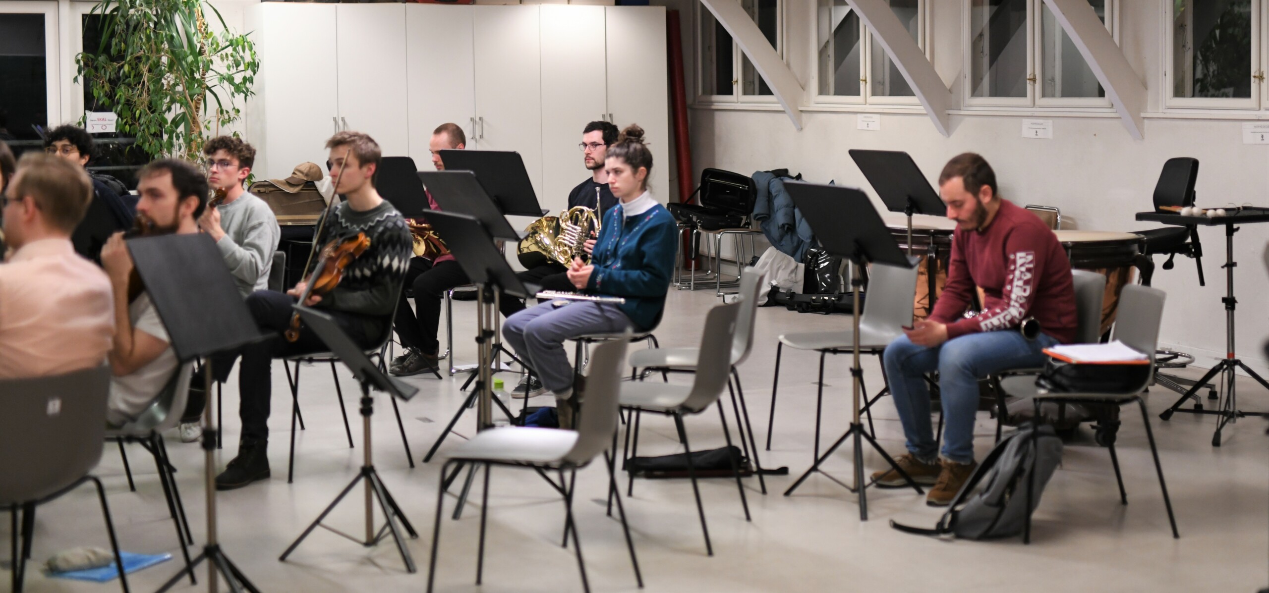 Flere varmer op, før rummet fyldes helt af unge musikere.