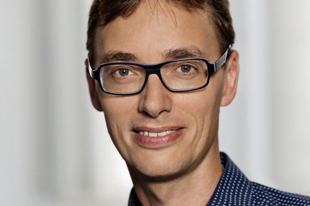 I 17 år har professor Peter Lodahl ledet arbejdet med sin forskningsgruppe på Niels Bohr Institutet ved Københavns Universitet for at udvikle kvantehardwaren til en kvantecomputer, der kan regne ved hjælp af lys.