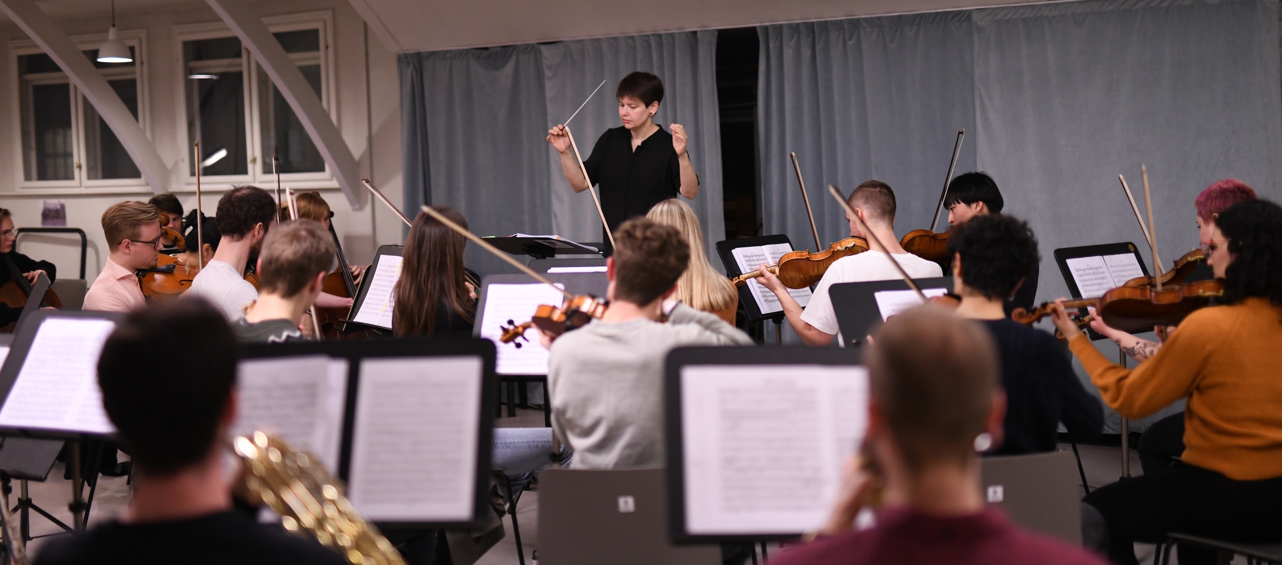 Studenterorkesteret SymfUni med dirigent Rose Heiberg i front. 