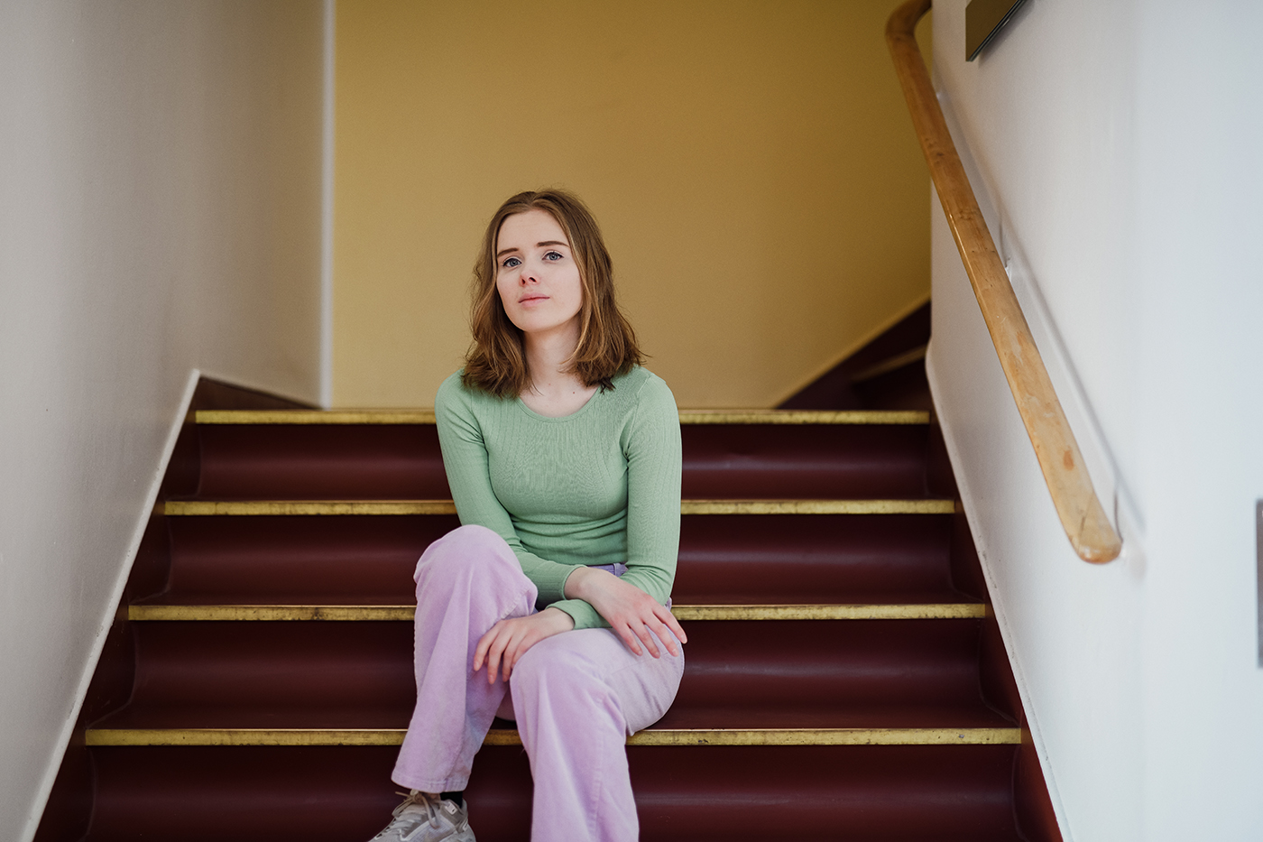 »Det er motiverende for mig, når jeg føler, at jeg giver noget eller bidrager med noget til folk. At min bog er noget andet, end bare mit eget egoistiske ’jeg vil gerne fortælle den her historie’,« fortæller Sofie Riis Endahl, hvis bøger behandler temaer som ensomhed, venskab og forventninger. 