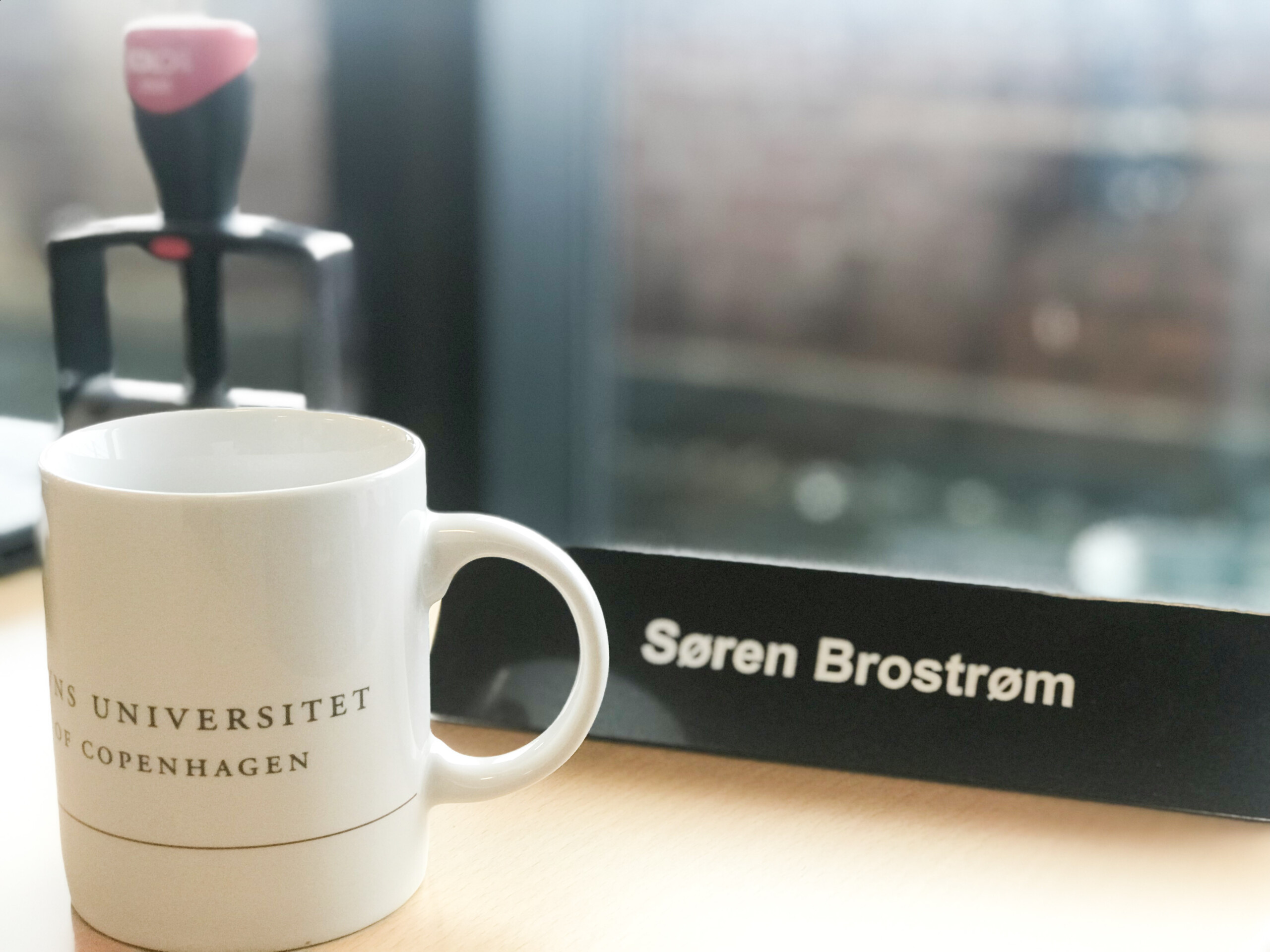 Selv om coronapandemien gudskelov er på retur, er Søren Brostrøm stadig en travl mand. Det har derfor ikke været muligt at få et billede af ham og koppen i aktion i klassisk alumnestil. 