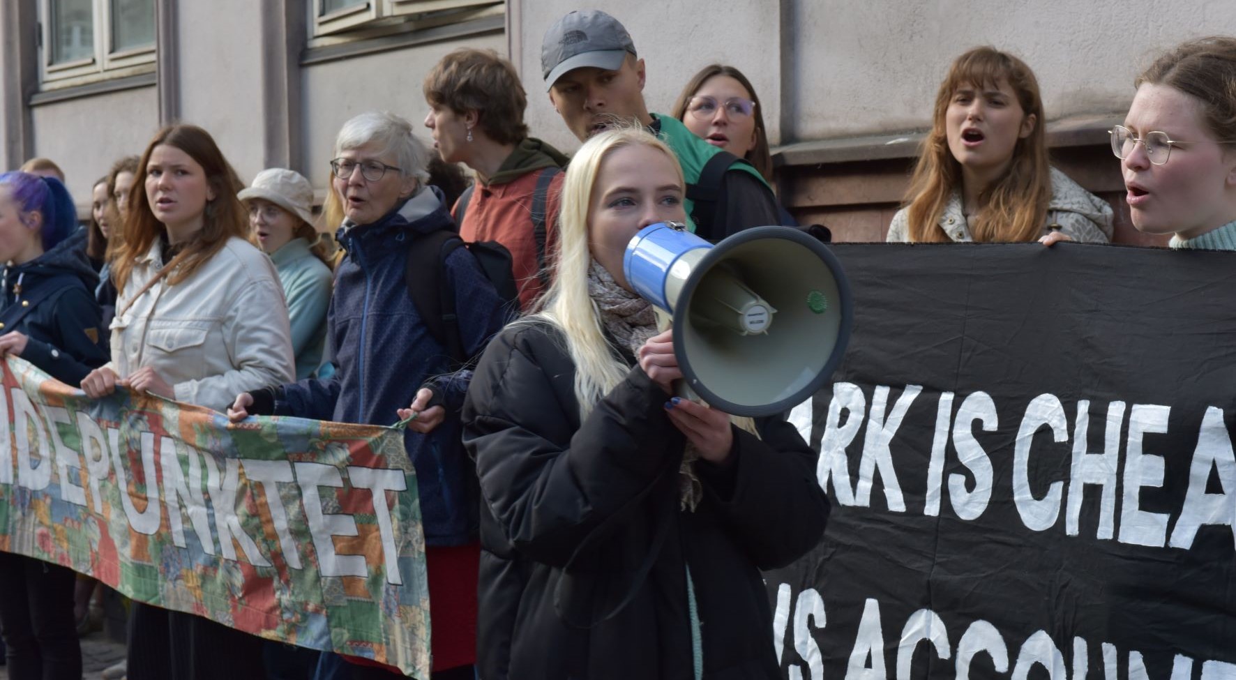 Elise Sydendal råber kampråb foran de fremmødte.