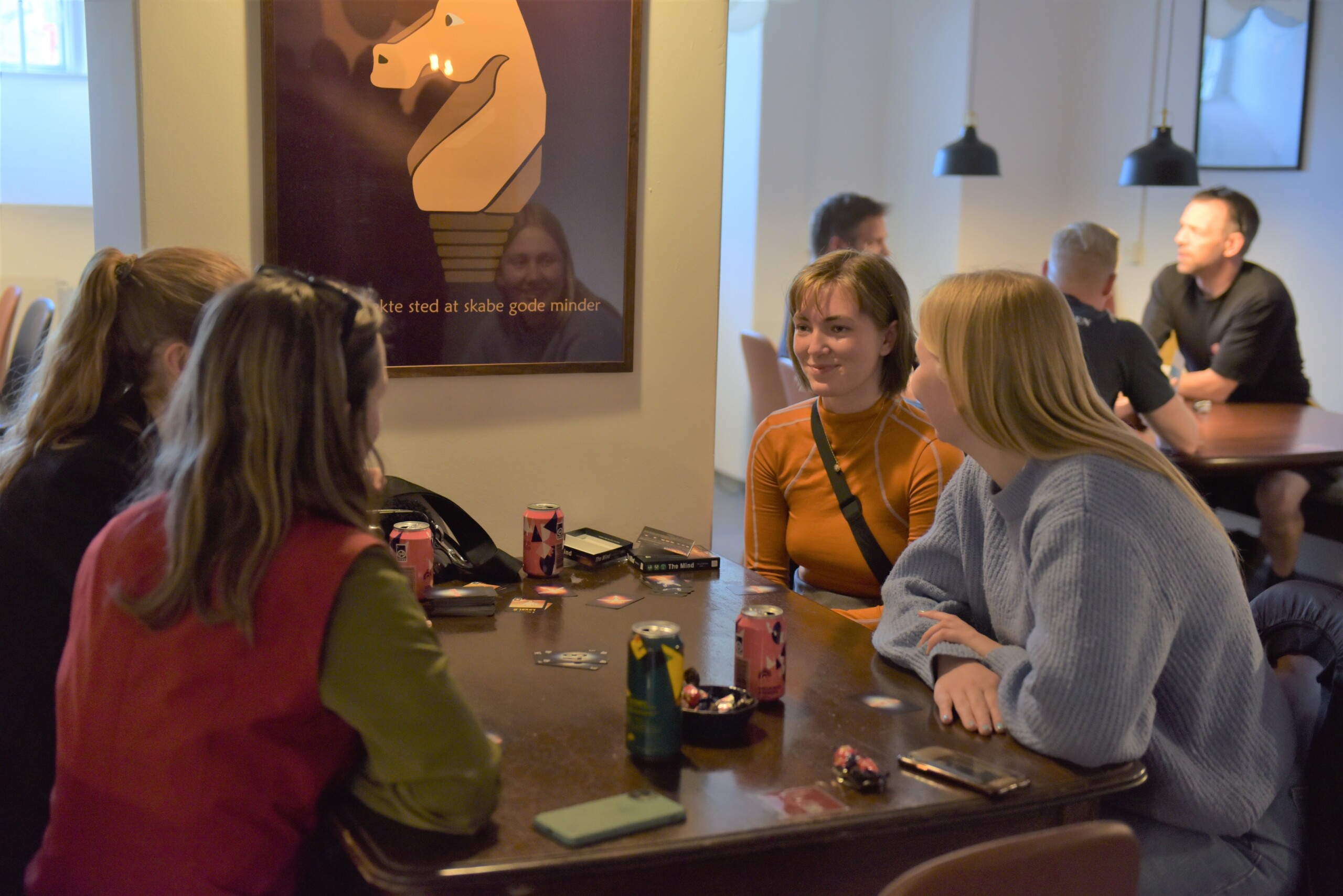 Studerende rundt om et brætspil.