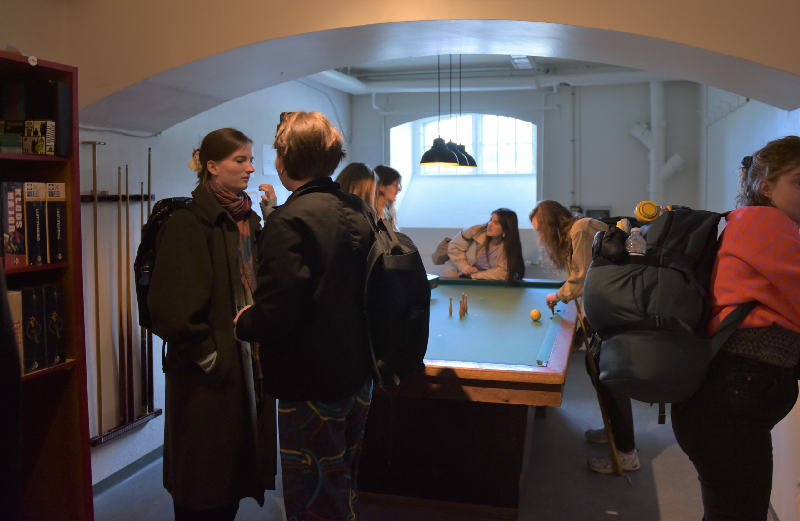 I et tilstødende lokale er der brætspil og billardbord. 