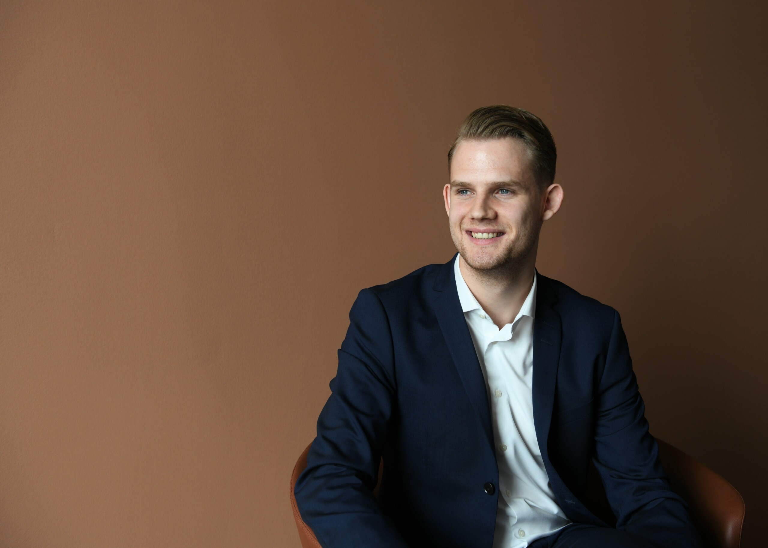 Frederik Alfast Damm elsker obligationsret. Da han opdagede, at næsten 20 procent af årgangen havde dumpet eller blanket eksamen i faget, så han en oplagt mulighed for at hjælpe. Uniavisen fangede ham på hans arbejdsplads.