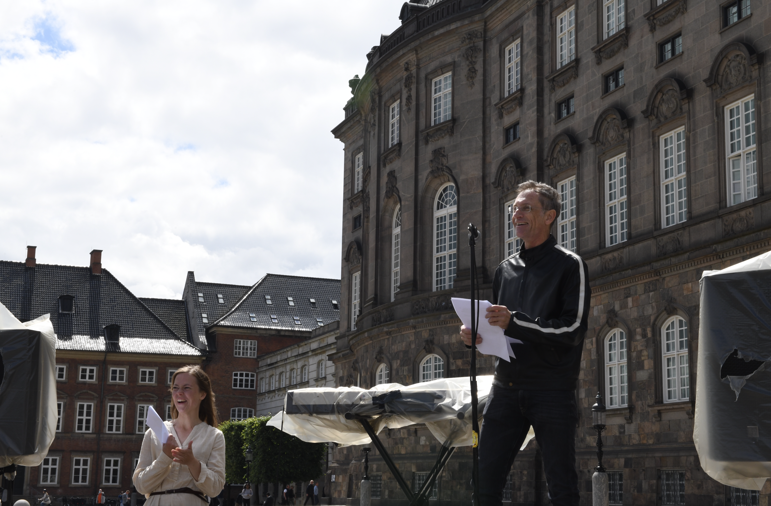 Ole Wæver fra talerstolen ved demonstrationen på Slotspladsen.