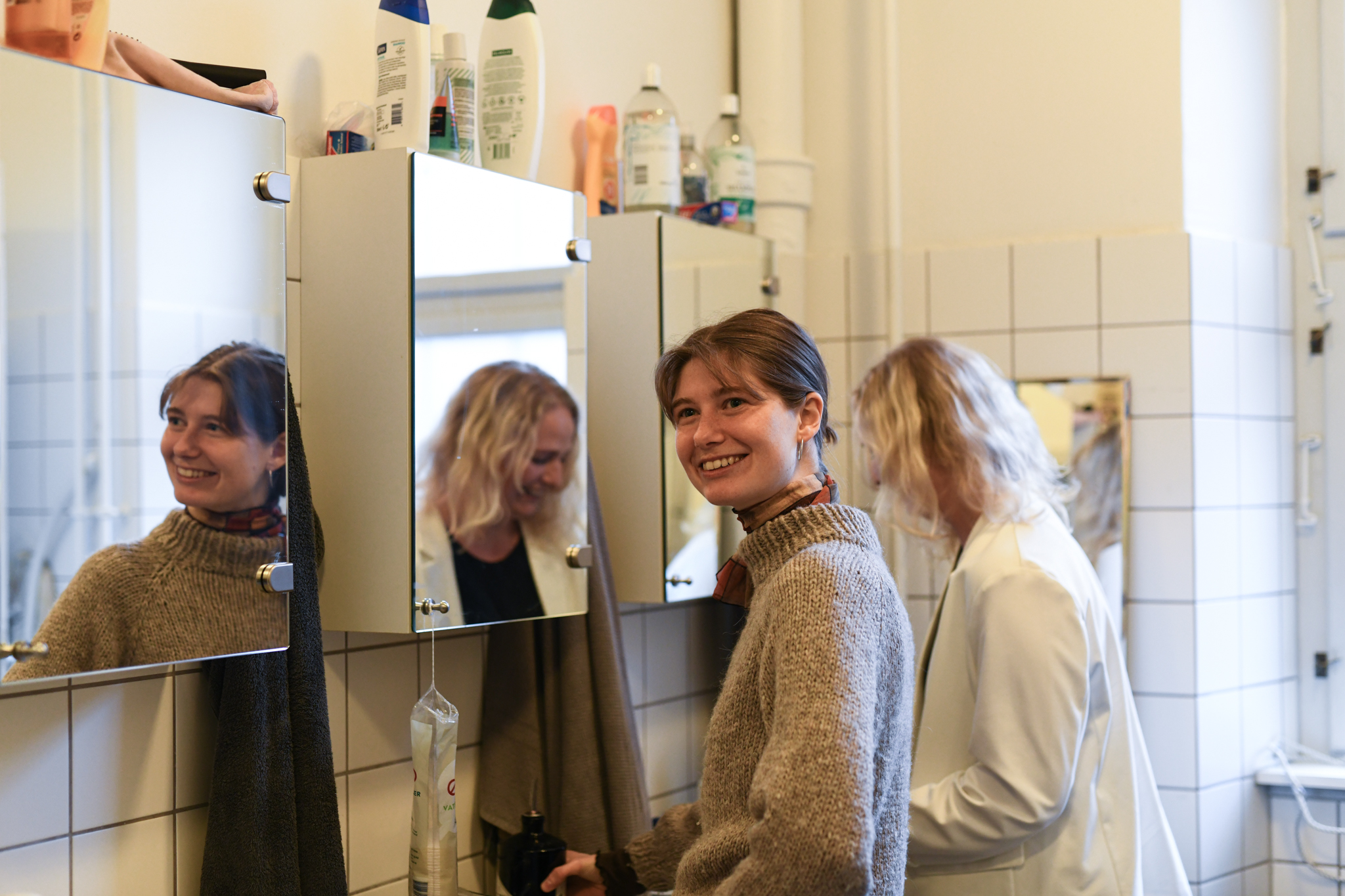 Signe Ulvsgaard Sørensen (tv) og Sara Baun Schmidt (th) i 'spejlsalen', hvor kollegianerne har hver deres vask med tilhørende spejlskab. 