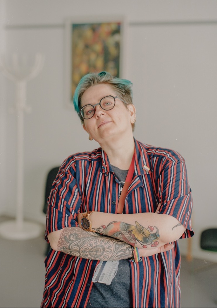 »Øjeblik,« siger Ziggie, da fotografen er klar til at knipse. »Jeg skal lige have min kortærmede skjorte på. Det er den nonbinære uniform, den kortærmede skjorte. Af en eller anden grund har vi den alle sammen på.«