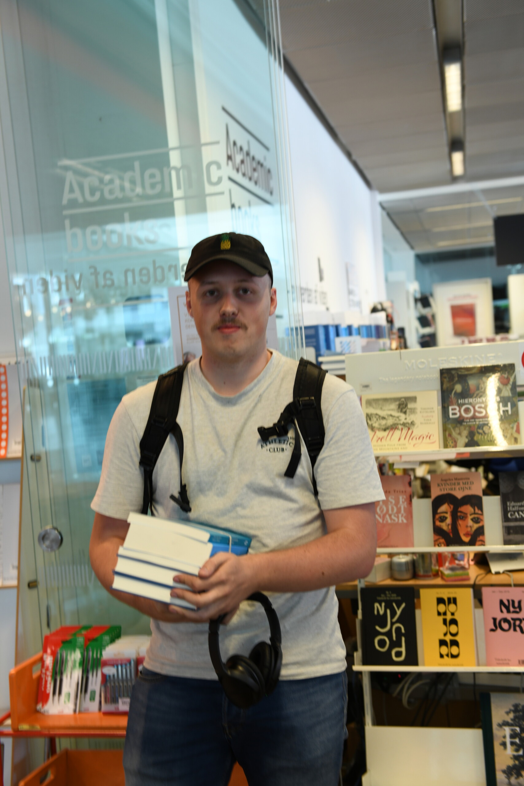 »I have a good DKK 2,000 in books here, with the most expensive costing just under DKK 500,« says Oscar Klink Madsen, who is studying first semester law.